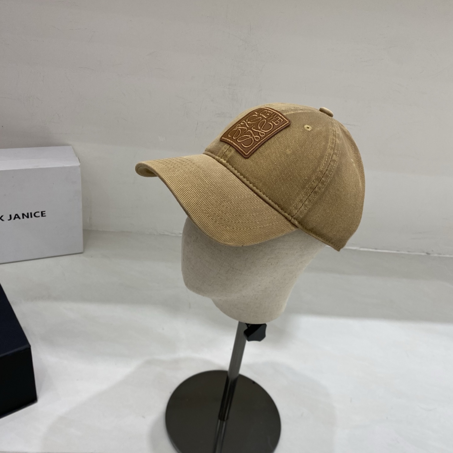 🎀Loewe罗意威棒球帽，采用水洗做旧的棉质斜纹布，呈现复古质感；无结构软顶设计，搭配可调节后带，兼顾舒