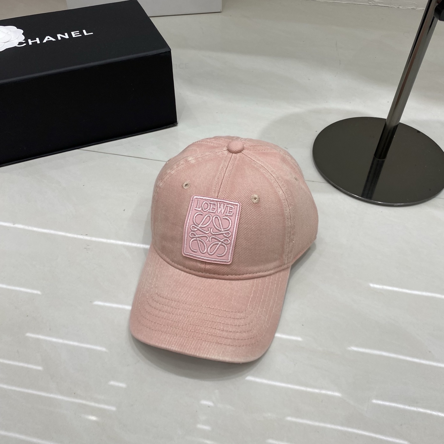 🎀Loewe罗意威棒球帽，采用水洗做旧的棉质斜纹布，呈现复古质感；无结构软顶设计，搭配可调节后带，兼顾舒