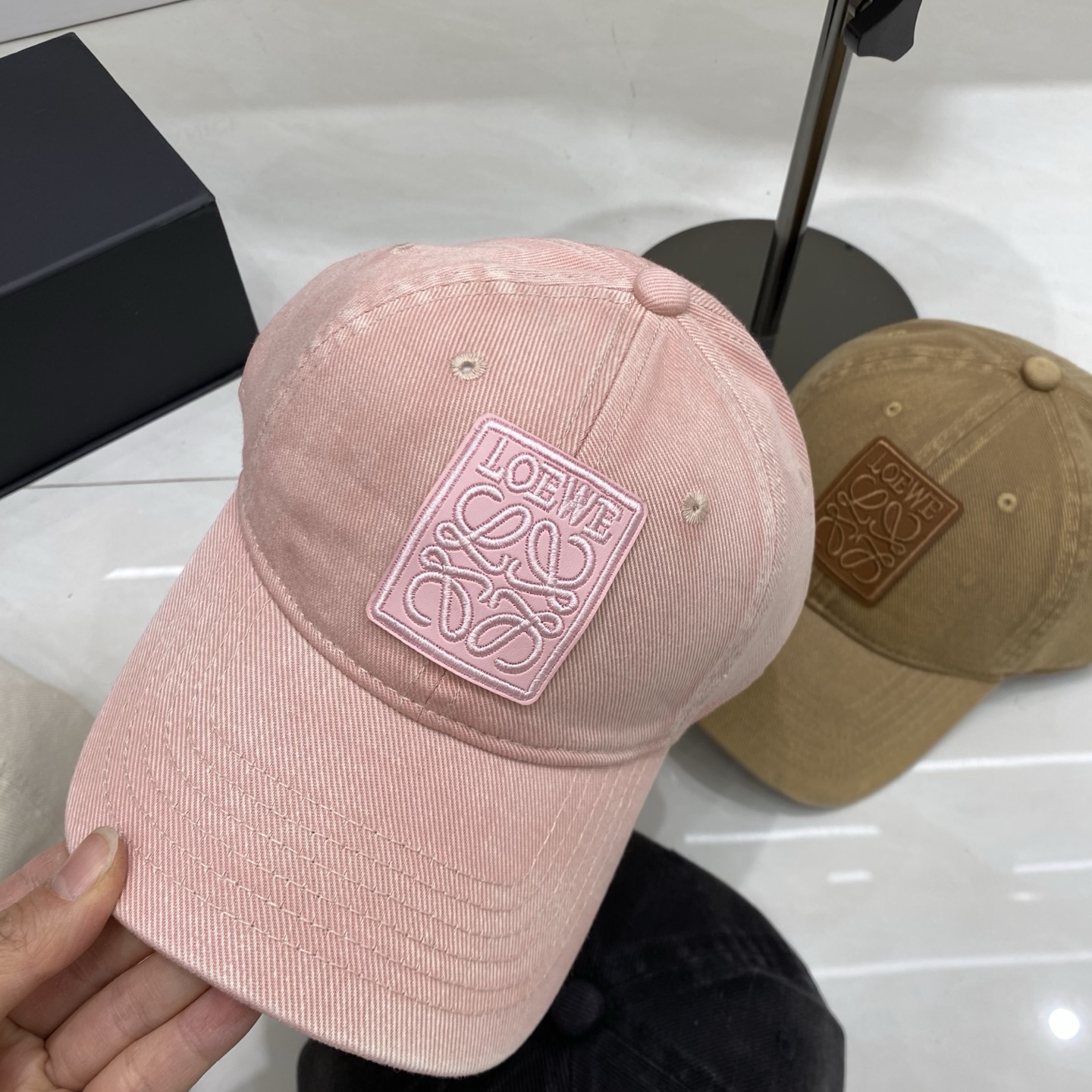 🎀Loewe罗意威棒球帽，采用水洗做旧的棉质斜纹布，呈现复古质感；无结构软顶设计，搭配可调节后带，兼顾舒