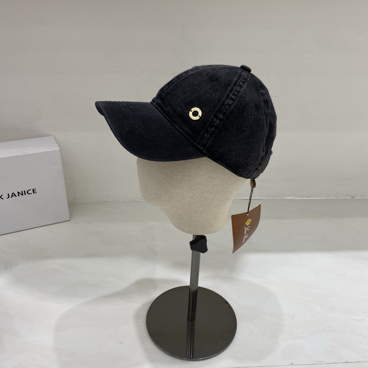 🎀把松弛感焊在头上，Loro Piana这顶棒球帽承包了我整个春夏的OOTD。不用刻意搭配，一顶做旧棒球