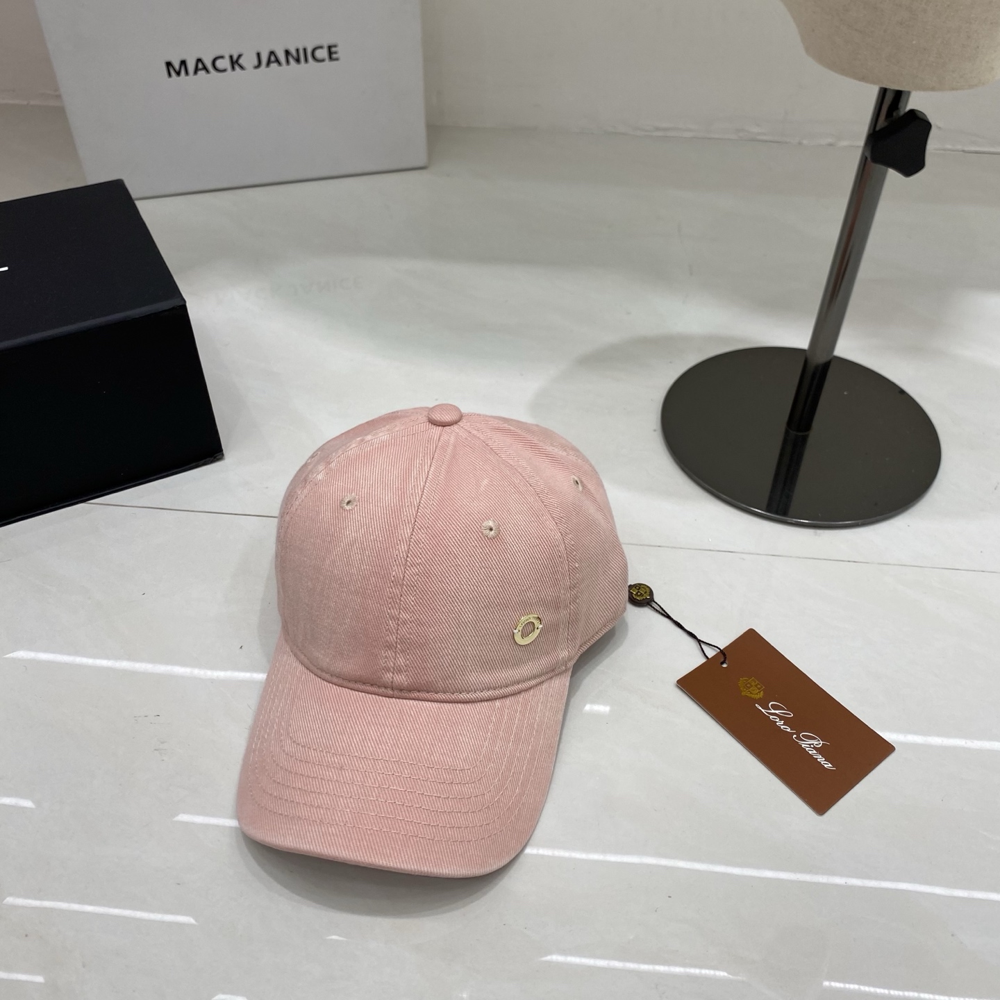 🎀把松弛感焊在头上，Loro Piana这顶棒球帽承包了我整个春夏的OOTD。不用刻意搭配，一顶做旧棒球