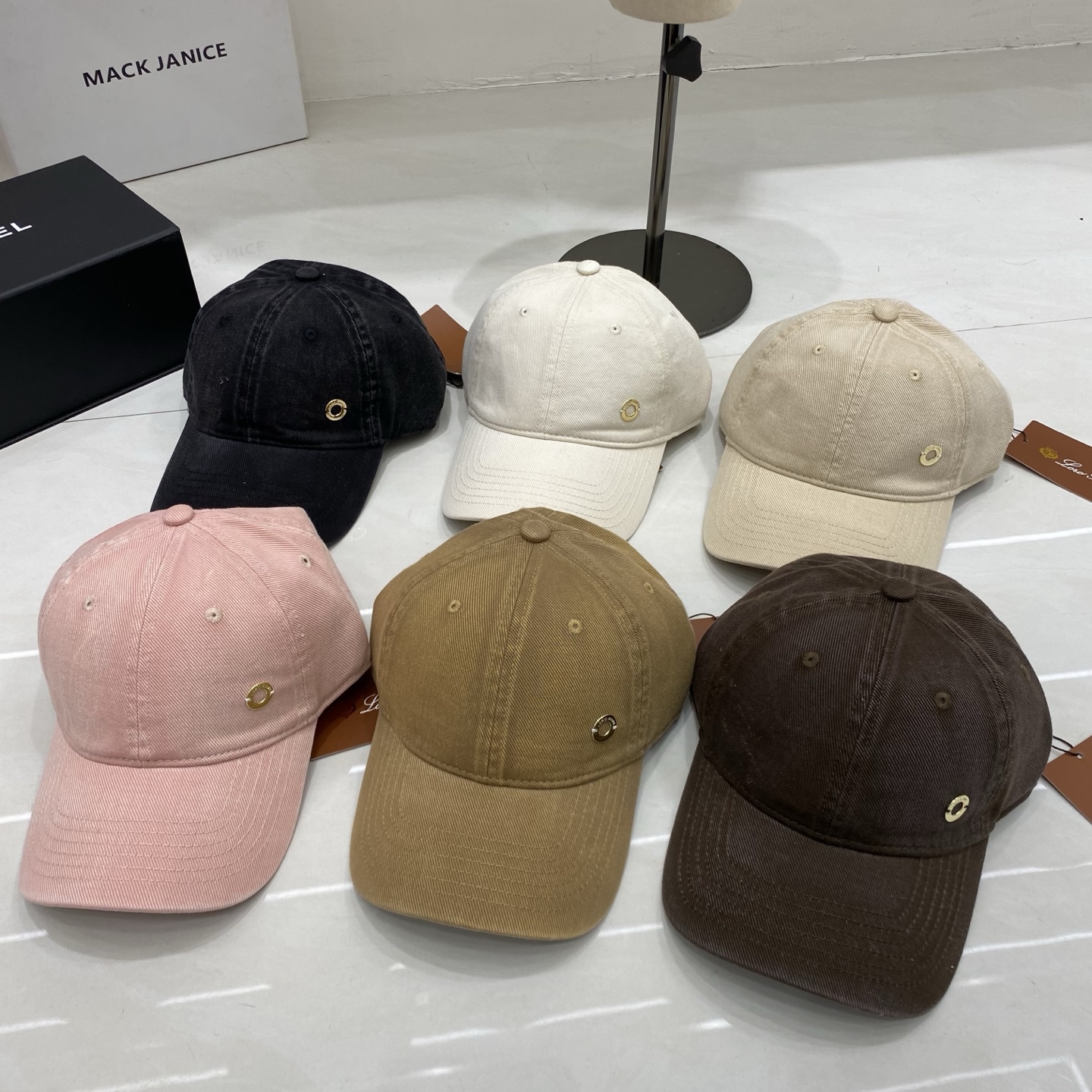 🎀把松弛感焊在头上，Loro Piana这顶棒球帽承包了我整个春夏的OOTD。不用刻意搭配，一顶做旧棒球