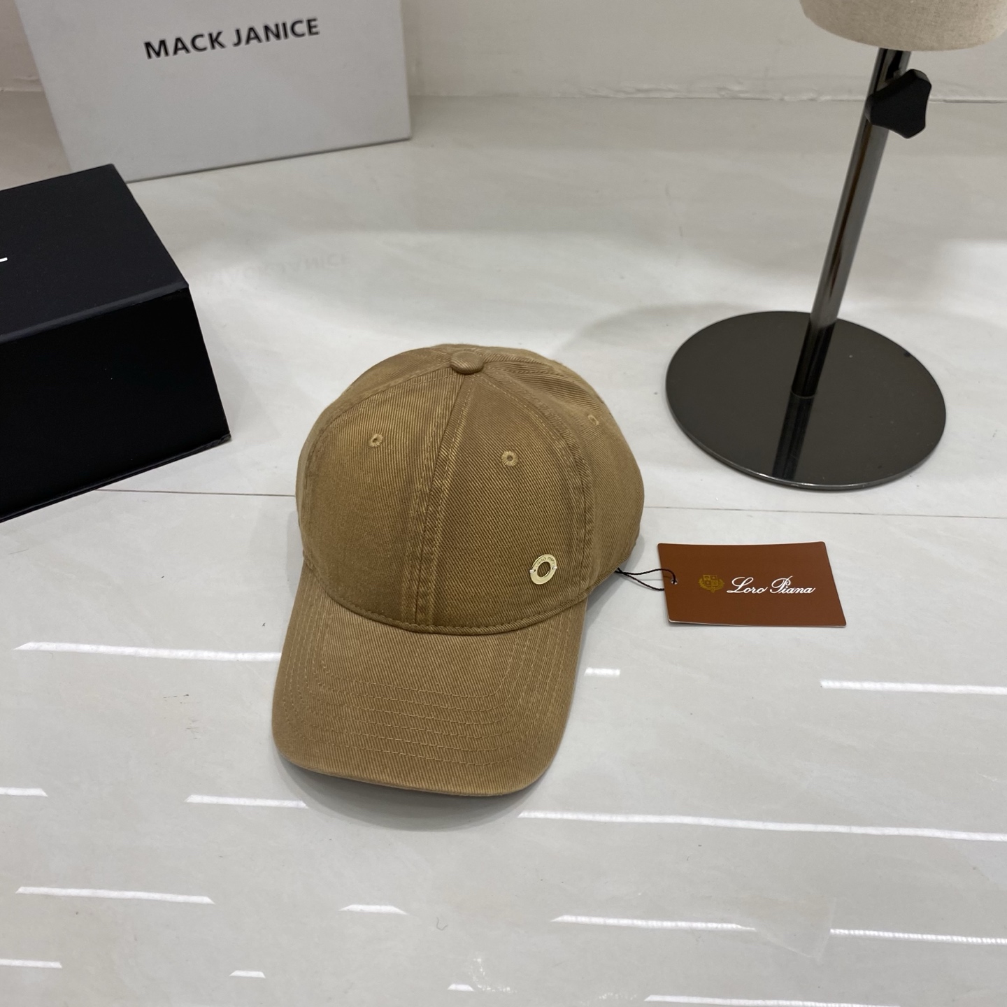 🎀把松弛感焊在头上，Loro Piana这顶棒球帽承包了我整个春夏的OOTD。不用刻意搭配，一顶做旧棒球