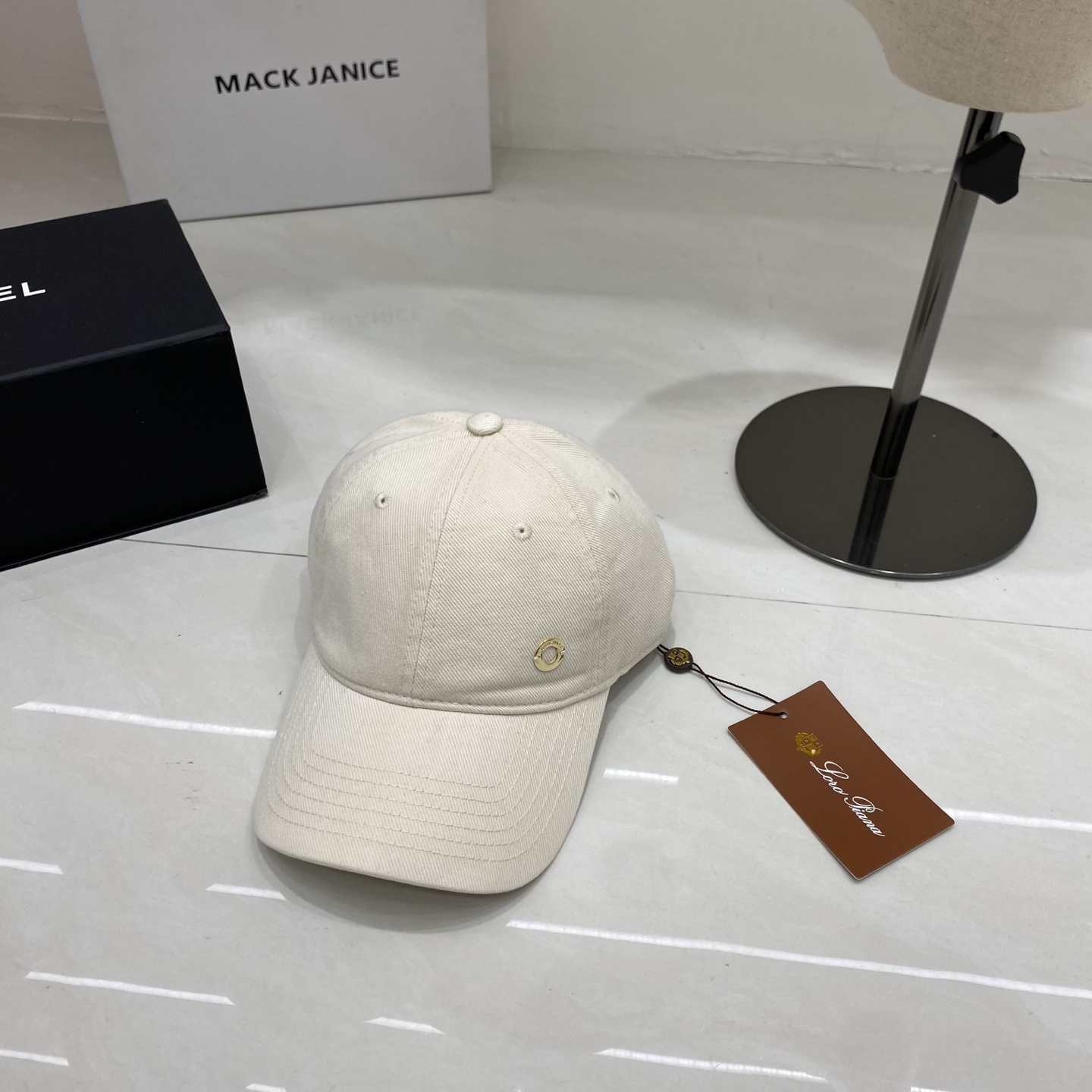 🎀把松弛感焊在头上，Loro Piana这顶棒球帽承包了我整个春夏的OOTD。不用刻意搭配，一顶做旧棒球