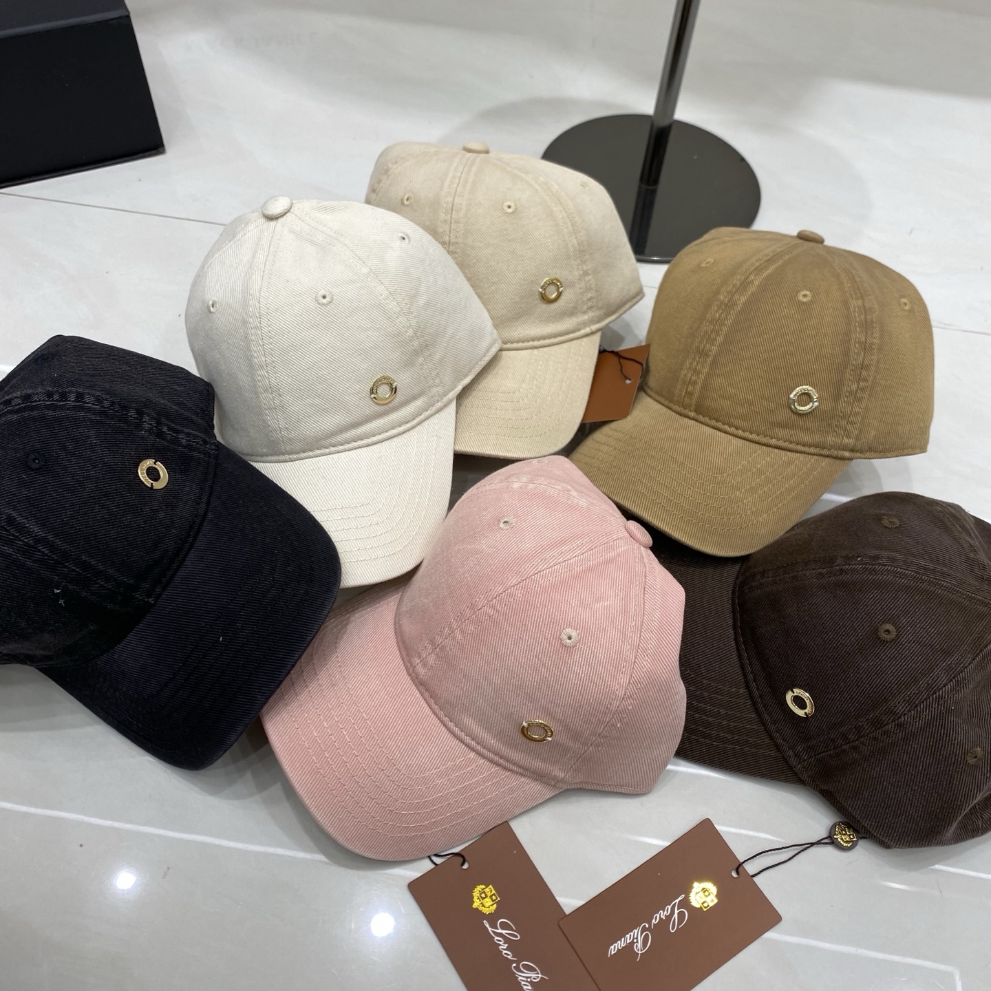 🎀把松弛感焊在头上，Loro Piana这顶棒球帽承包了我整个春夏的OOTD。不用刻意搭配，一顶做旧棒球