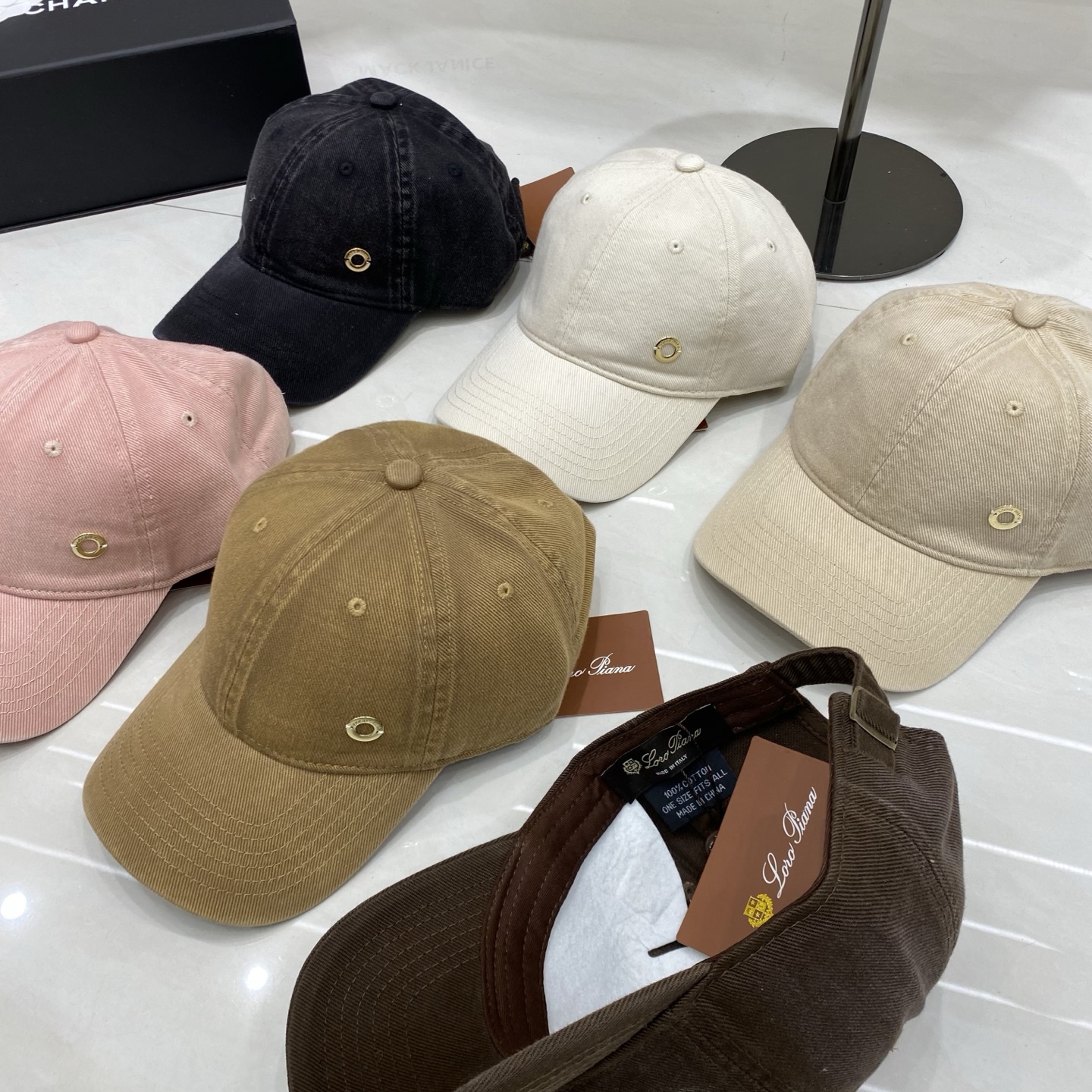 🎀把松弛感焊在头上，Loro Piana这顶棒球帽承包了我整个春夏的OOTD。不用刻意搭配，一顶做旧棒球