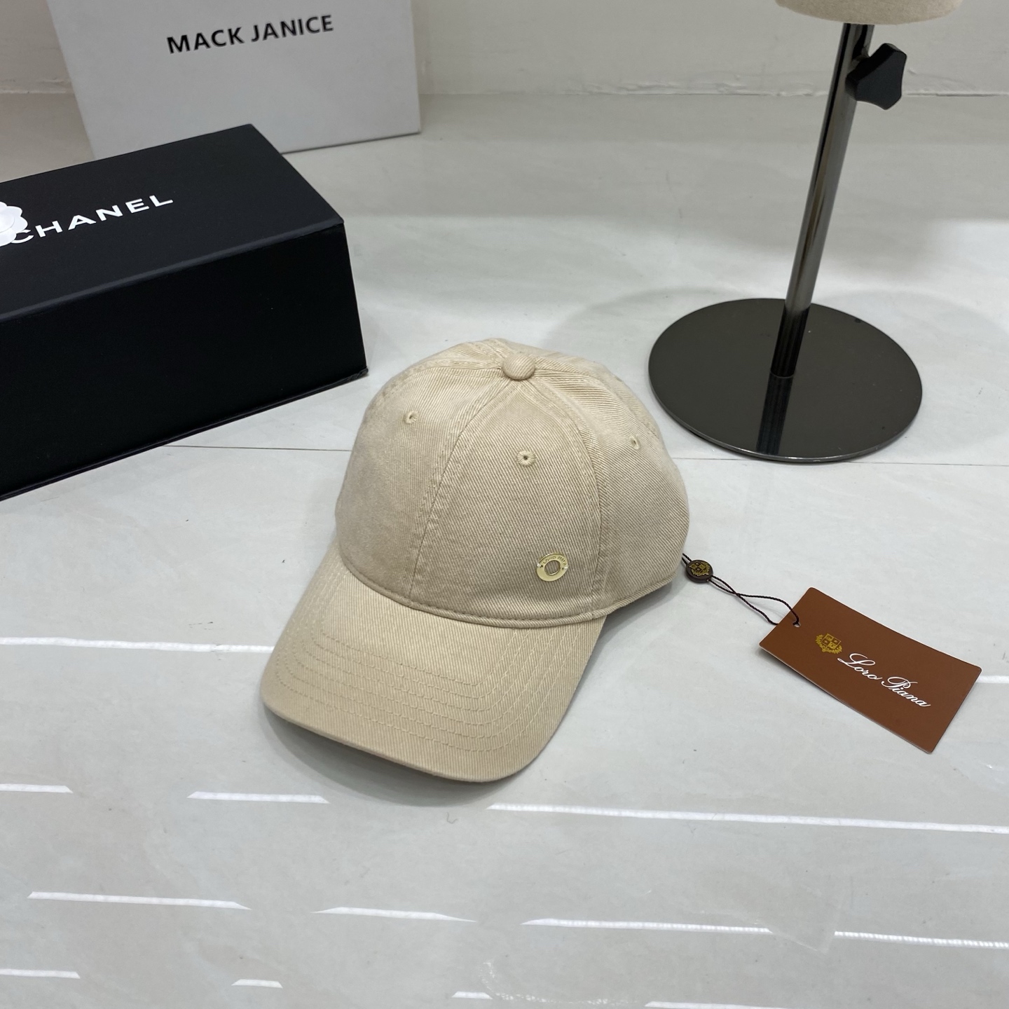 🎀把松弛感焊在头上，Loro Piana这顶棒球帽承包了我整个春夏的OOTD。不用刻意搭配，一顶做旧棒球