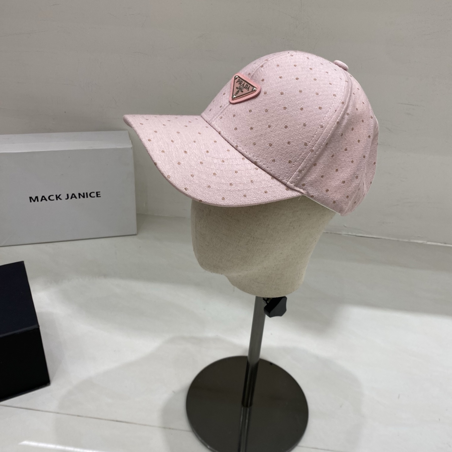 🎀Prada棒球帽，采用细腻的棉质面料，表面印有同色系波点，兼具复古感与精致感；正面镶嵌金属三角徽标，搭