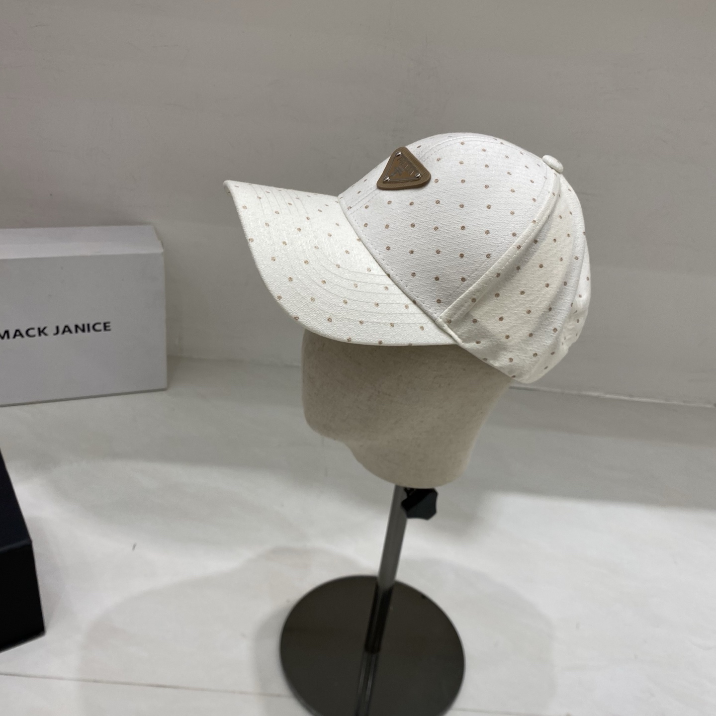 🎀Prada棒球帽，采用细腻的棉质面料，表面印有同色系波点，兼具复古感与精致感；正面镶嵌金属三角徽标，搭