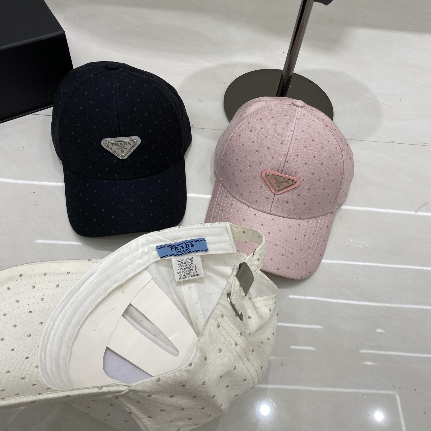 🎀Prada棒球帽，采用细腻的棉质面料，表面印有同色系波点，兼具复古感与精致感；正面镶嵌金属三角徽标，搭