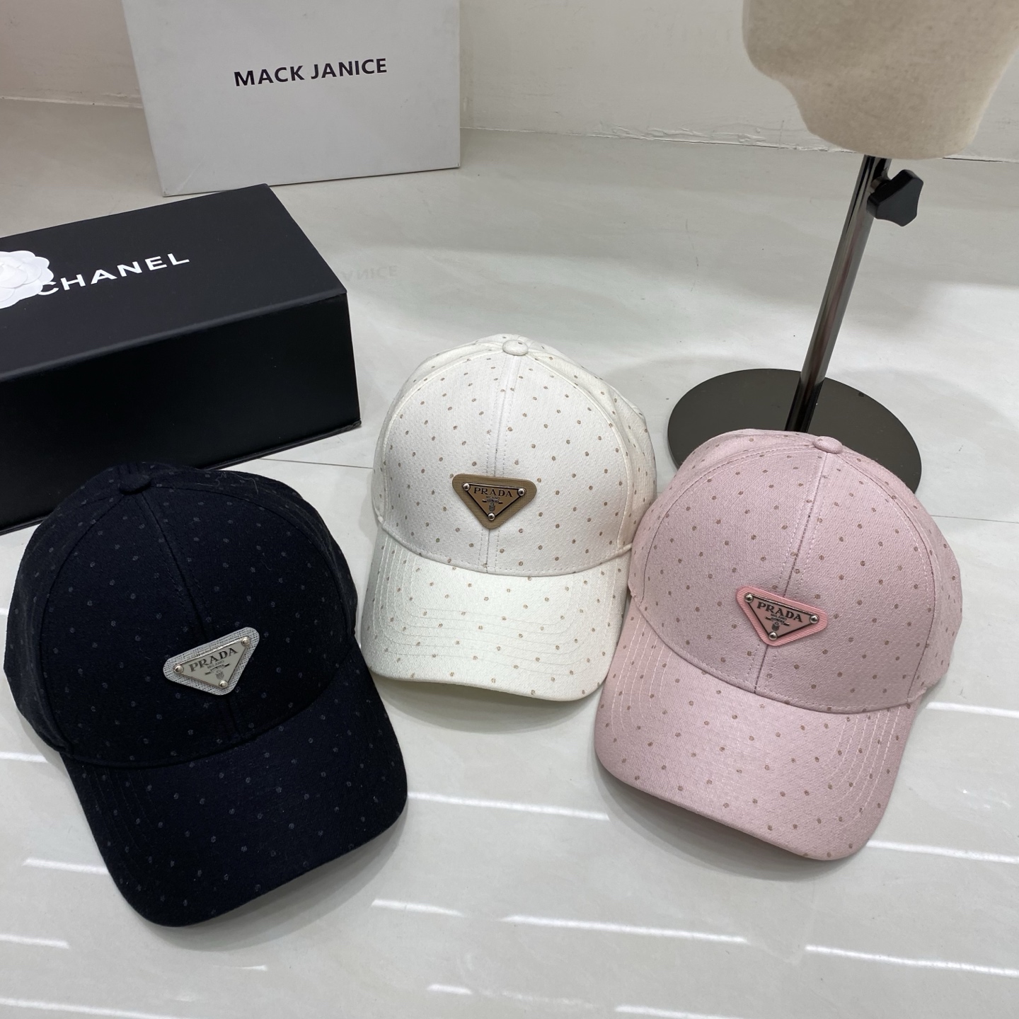 🎀Prada棒球帽，采用细腻的棉质面料，表面印有同色系波点，兼具复古感与精致感；正面镶嵌金属三角徽标，搭