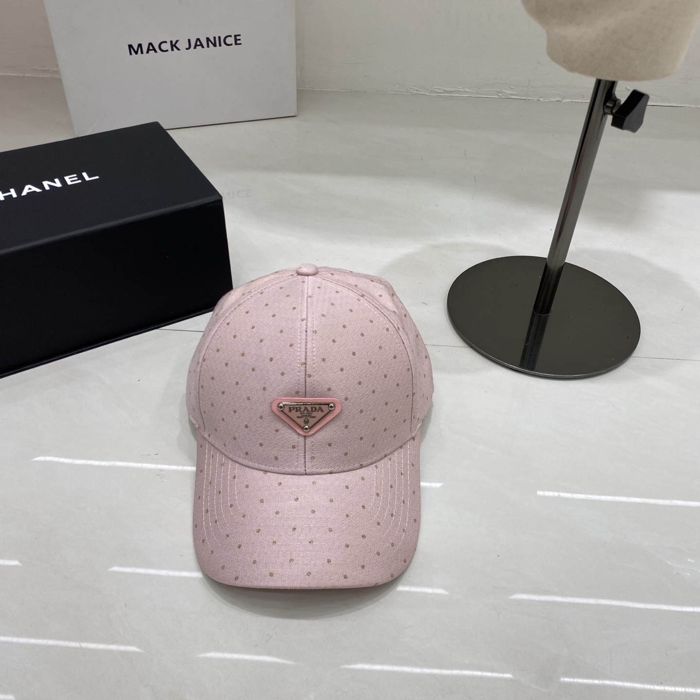 🎀Prada棒球帽，采用细腻的棉质面料，表面印有同色系波点，兼具复古感与精致感；正面镶嵌金属三角徽标，搭