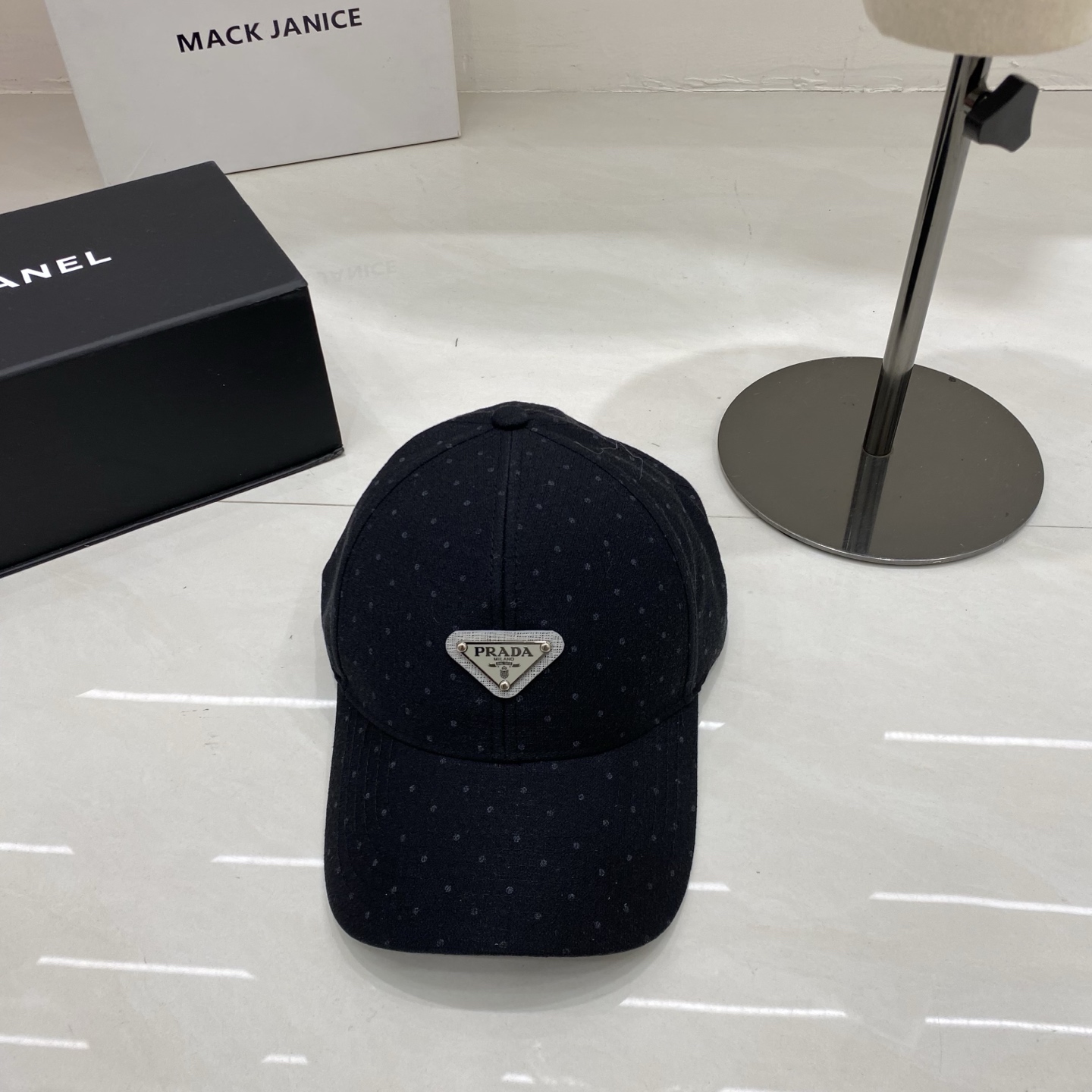 🎀Prada棒球帽，采用细腻的棉质面料，表面印有同色系波点，兼具复古感与精致感；正面镶嵌金属三角徽标，搭