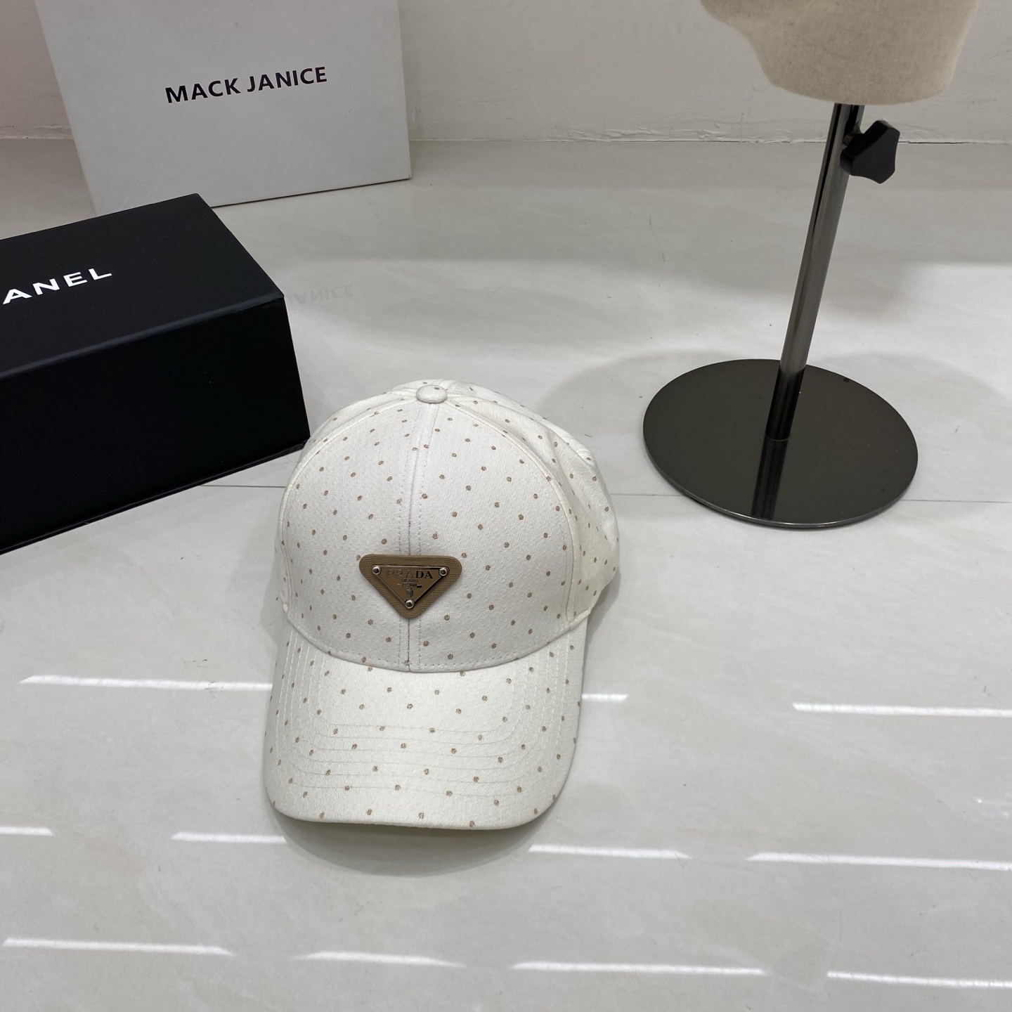 🎀Prada棒球帽，采用细腻的棉质面料，表面印有同色系波点，兼具复古感与精致感；正面镶嵌金属三角徽标，搭