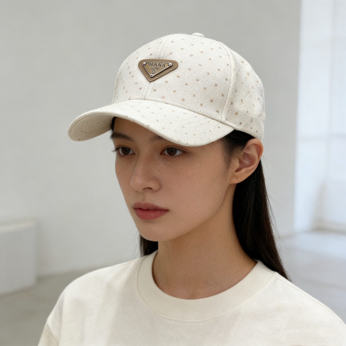 🎀Prada棒球帽，采用细腻的棉质面料，表面印有同色系波点，兼具复古感与精致感；正面镶嵌金属三角徽标，搭