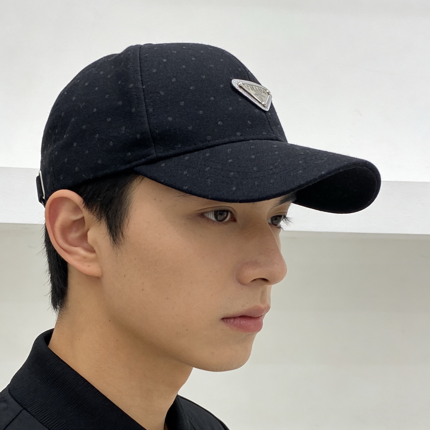 🎀Prada棒球帽，采用细腻的棉质面料，表面印有同色系波点，兼具复古感与精致感；正面镶嵌金属三角徽标，搭