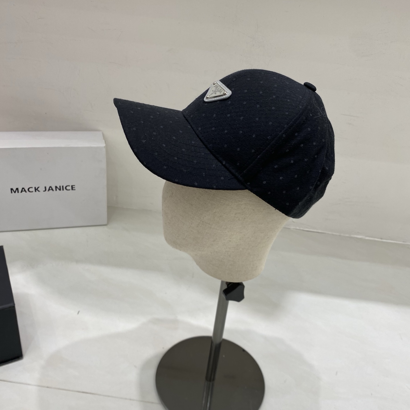 🎀Prada棒球帽，采用细腻的棉质面料，表面印有同色系波点，兼具复古感与精致感；正面镶嵌金属三角徽标，搭