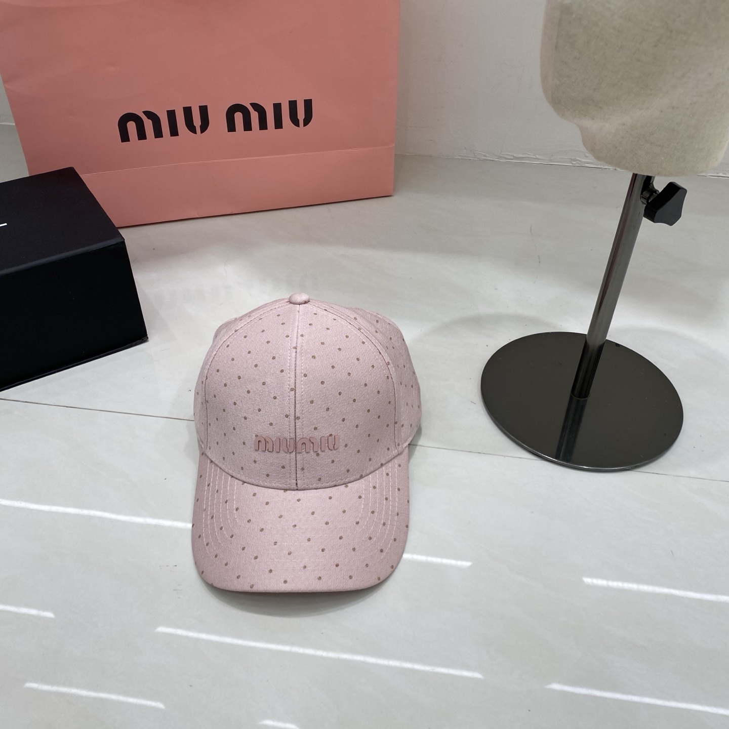 🎀Miu Miu缪缪棒球帽，采用细腻的棉质面料，表面印有同色系波点，兼具复古感与少女感