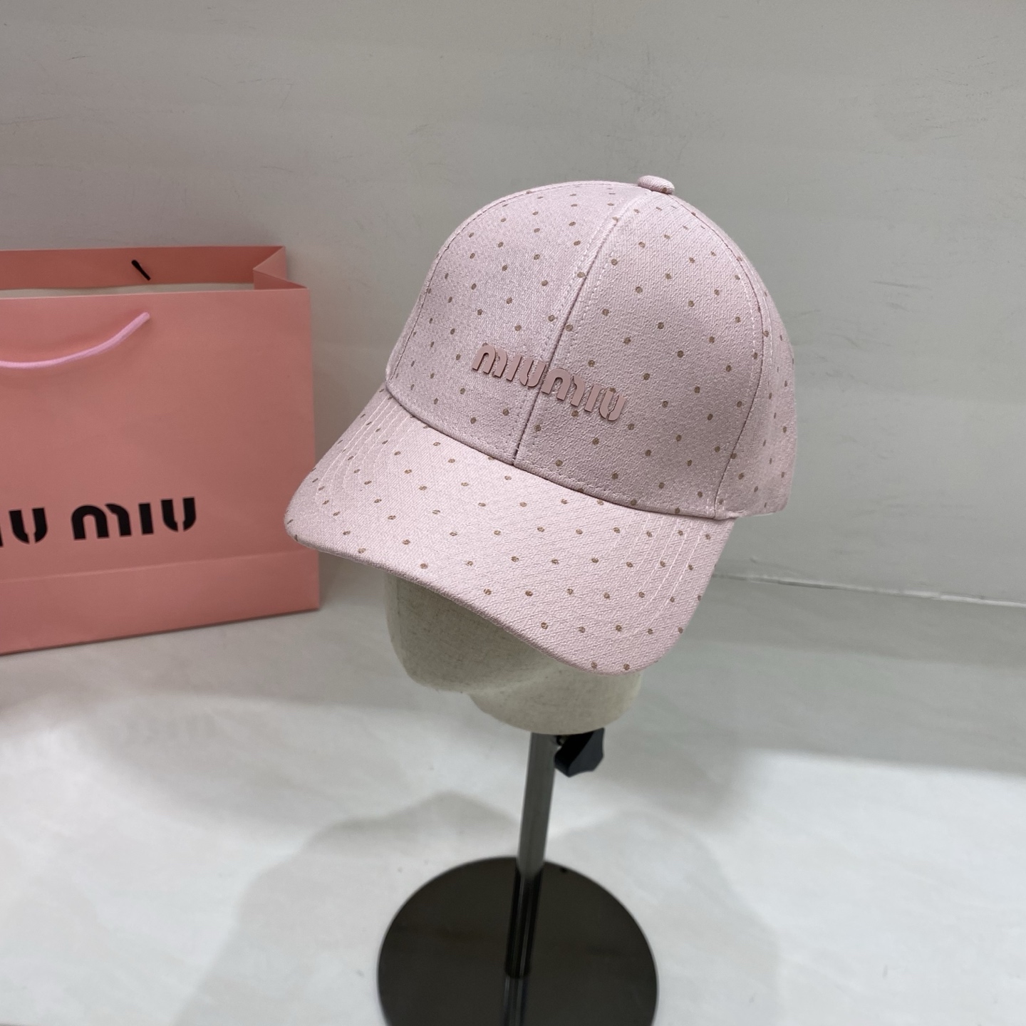 🎀Miu Miu缪缪棒球帽，采用细腻的棉质面料，表面印有同色系波点，兼具复古感与少女感