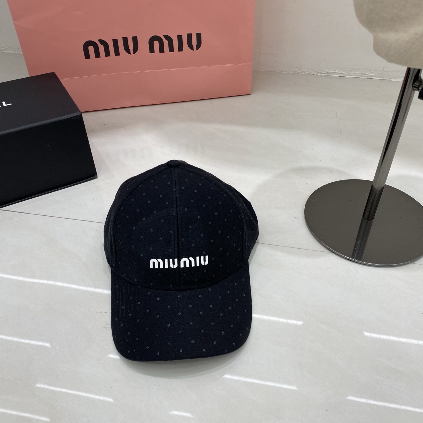 🎀Miu Miu缪缪棒球帽，采用细腻的棉质面料，表面印有同色系波点，兼具复古感与少女感