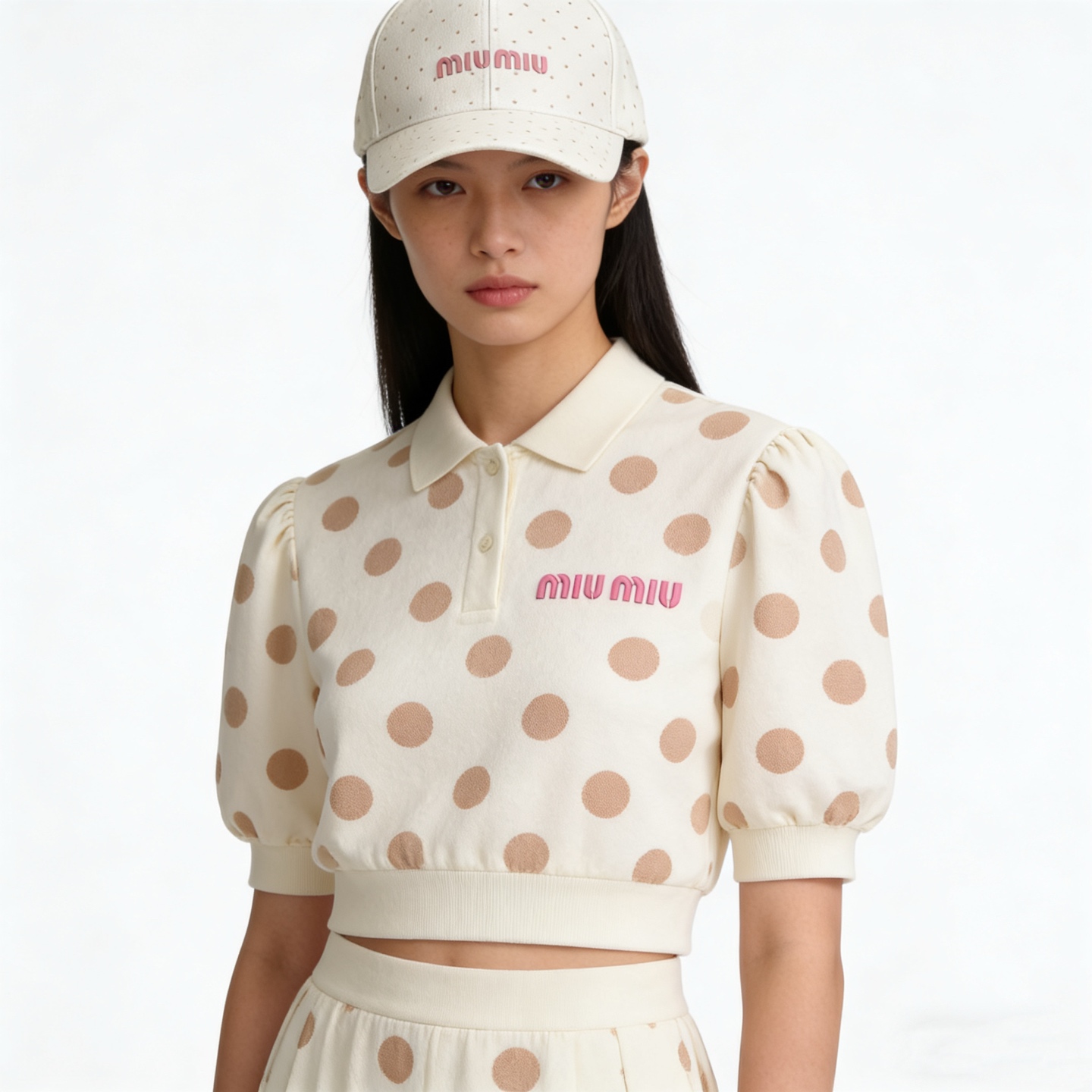 🎀Miu Miu缪缪棒球帽，采用细腻的棉质面料，表面印有同色系波点，兼具复古感与少女感