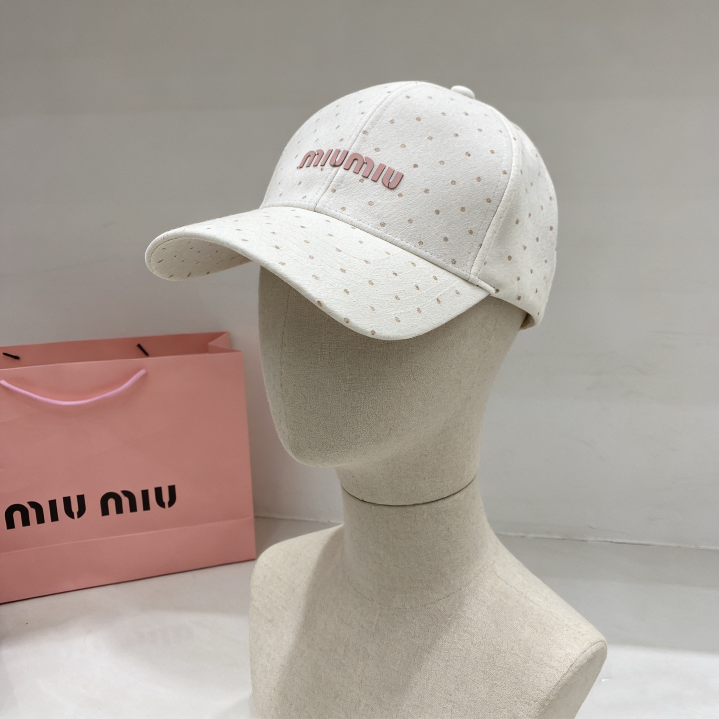 🎀Miu Miu缪缪棒球帽，采用细腻的棉质面料，表面印有同色系波点，兼具复古感与少女感