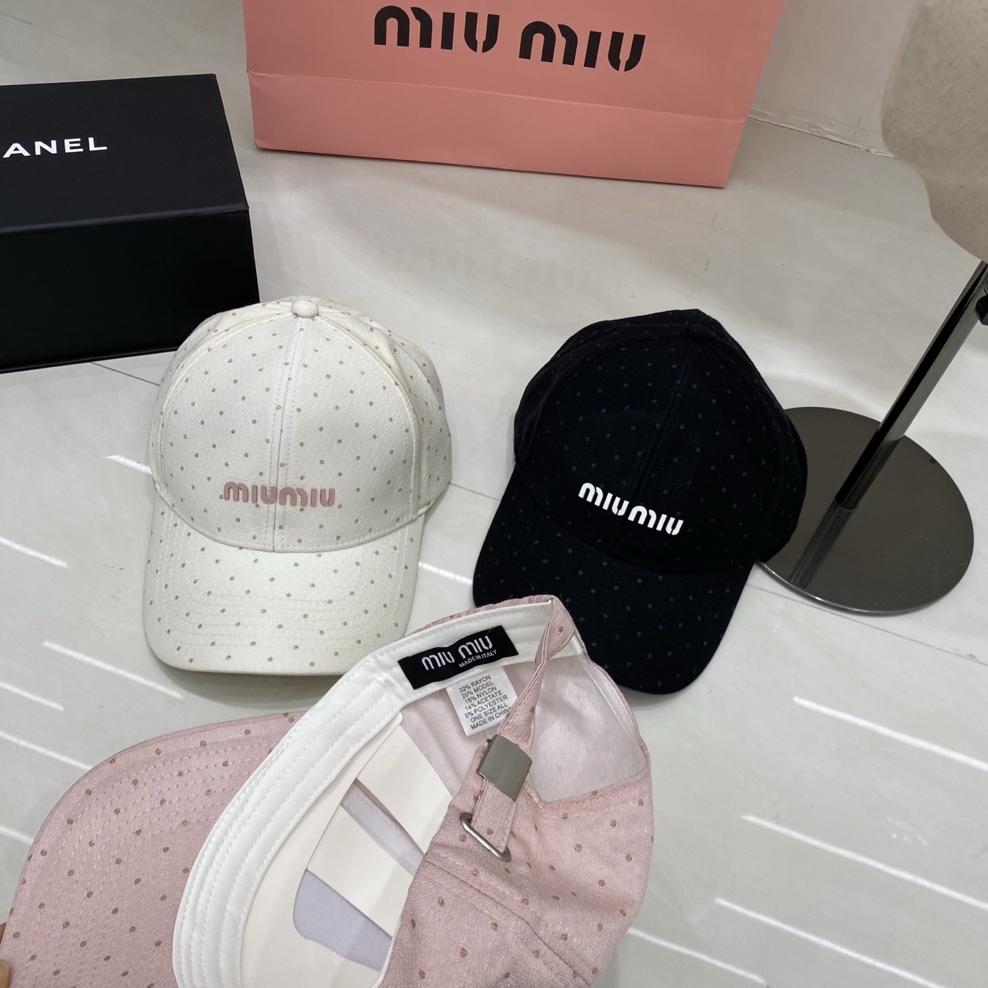 🎀Miu Miu缪缪棒球帽，采用细腻的棉质面料，表面印有同色系波点，兼具复古感与少女感