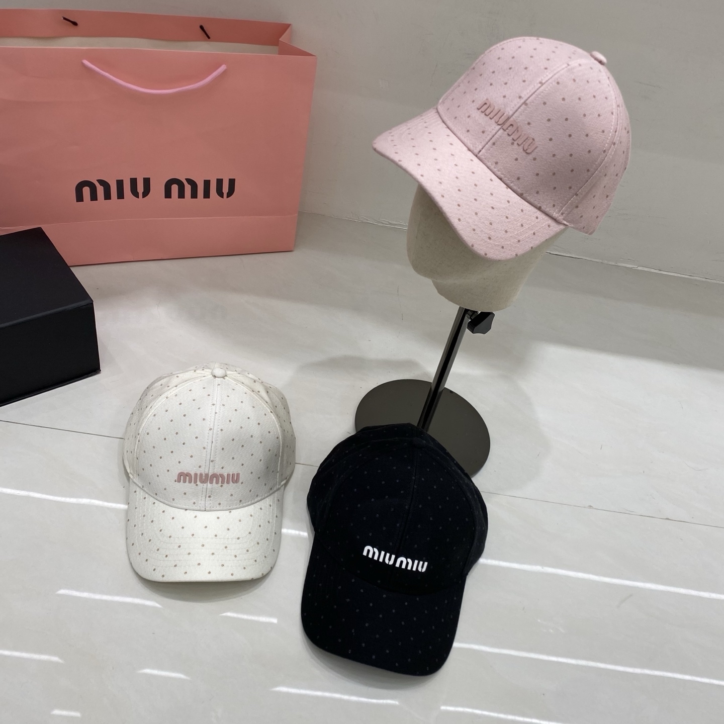 🎀Miu Miu缪缪棒球帽，采用细腻的棉质面料，表面印有同色系波点，兼具复古感与少女感