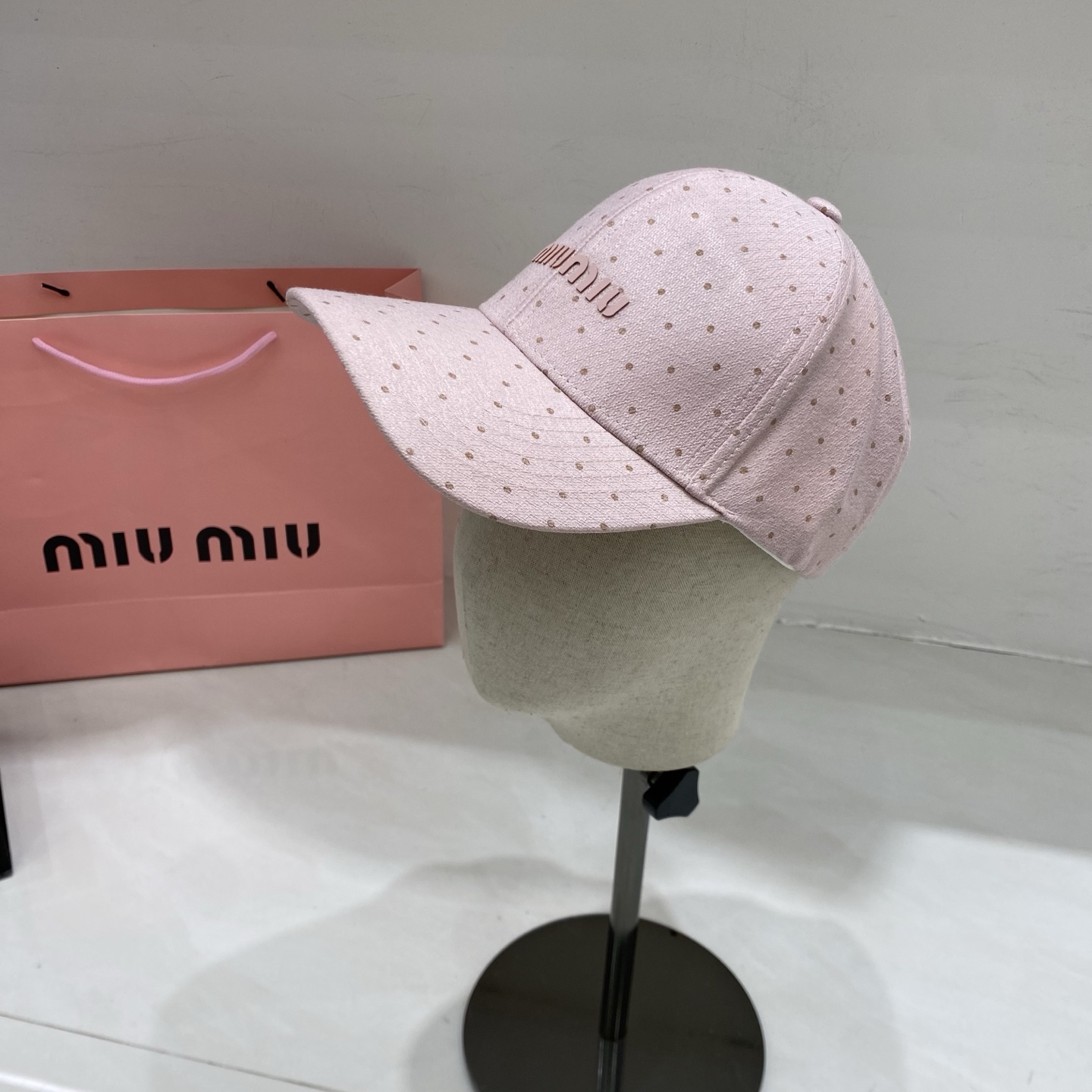 🎀Miu Miu缪缪棒球帽，采用细腻的棉质面料，表面印有同色系波点，兼具复古感与少女感