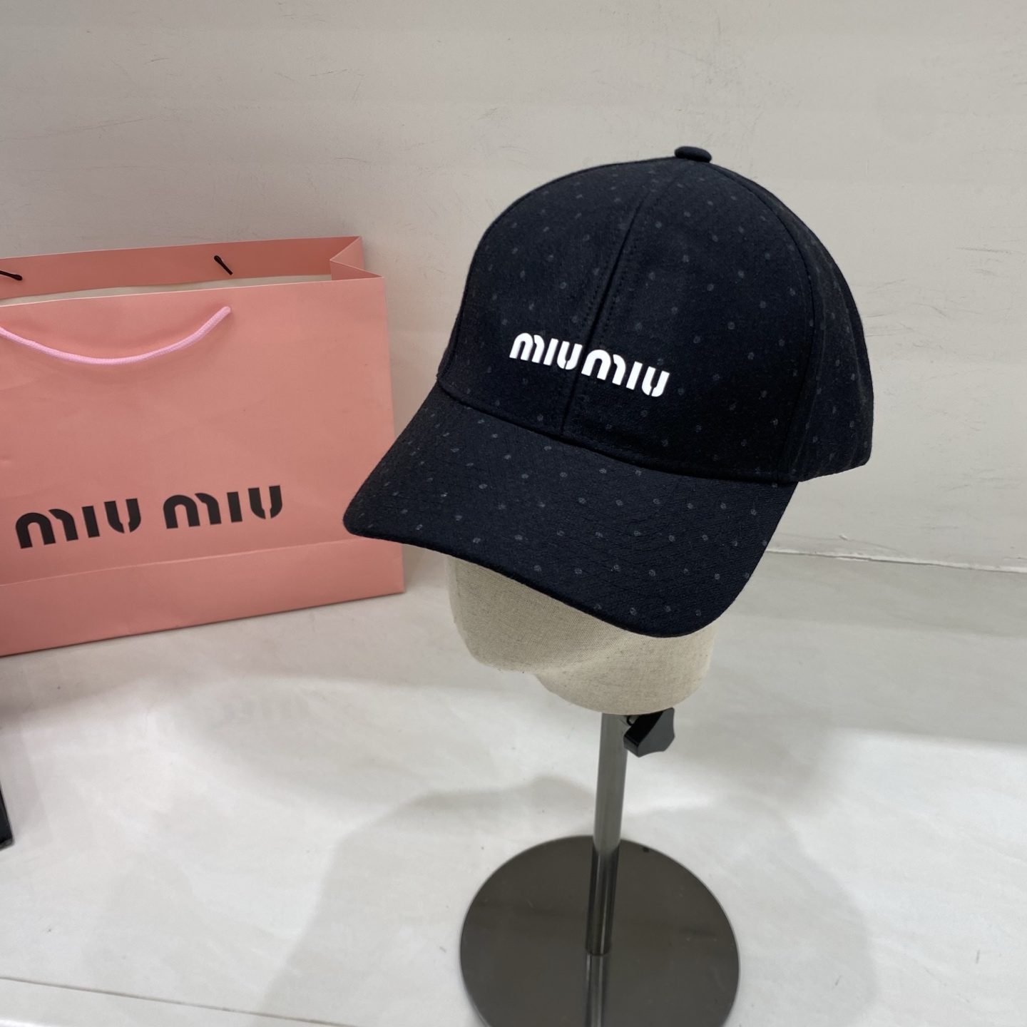 🎀Miu Miu缪缪棒球帽，采用细腻的棉质面料，表面印有同色系波点，兼具复古感与少女感