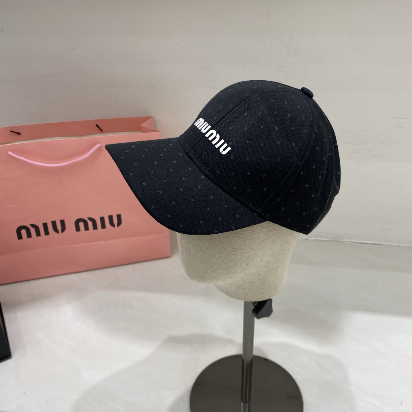 🎀Miu Miu缪缪棒球帽，采用细腻的棉质面料，表面印有同色系波点，兼具复古感与少女感