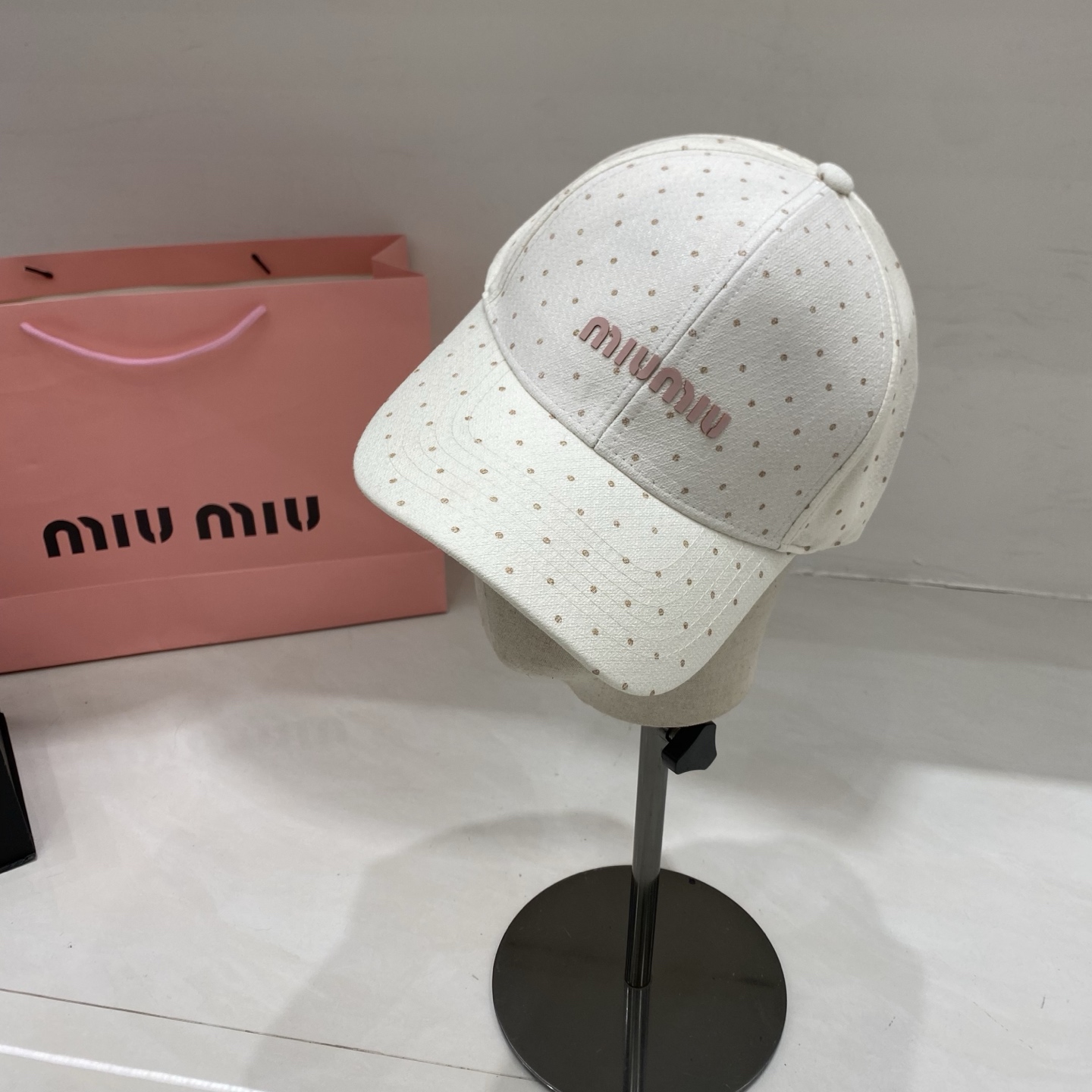 🎀Miu Miu缪缪棒球帽，采用细腻的棉质面料，表面印有同色系波点，兼具复古感与少女感