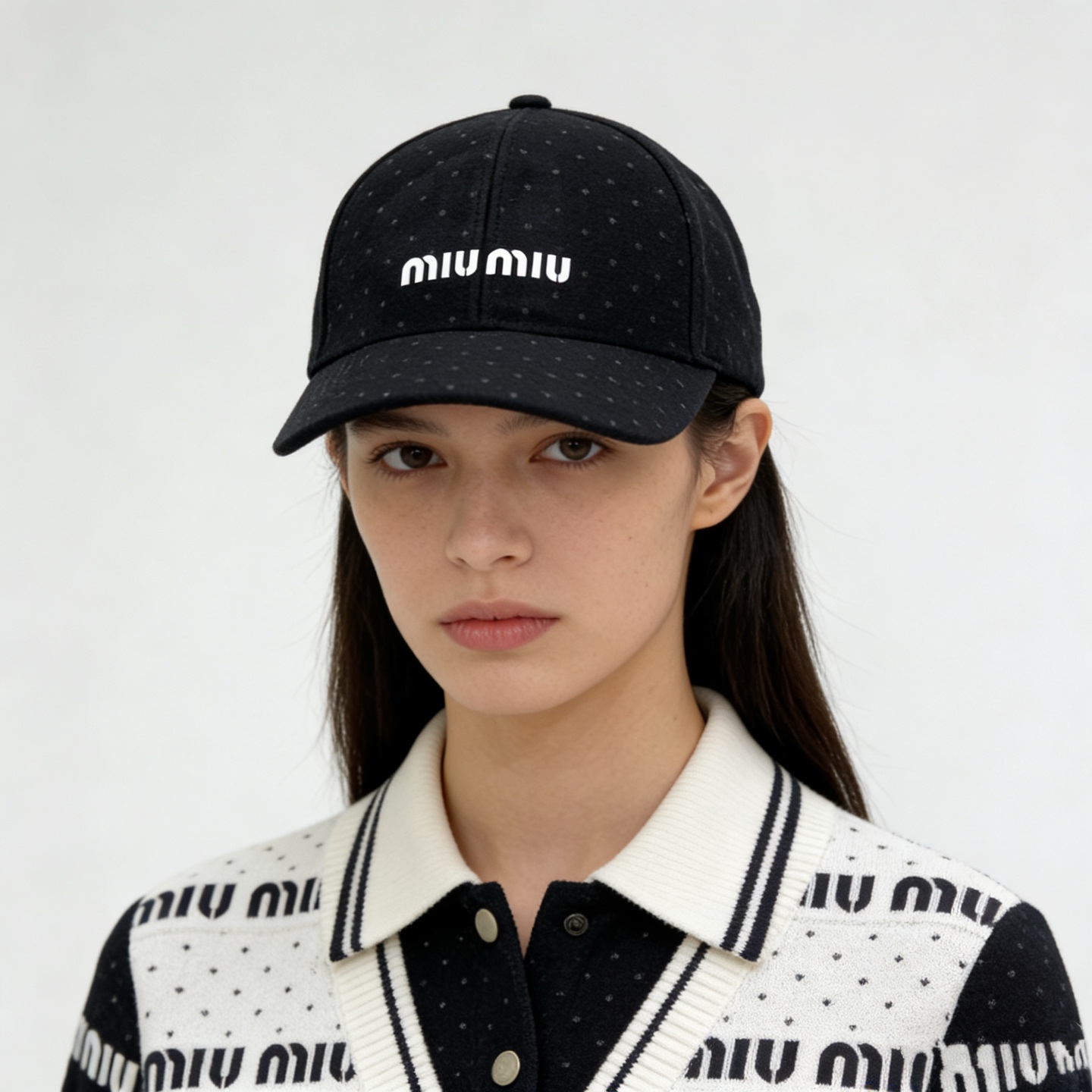🎀Miu Miu缪缪棒球帽，采用细腻的棉质面料，表面印有同色系波点，兼具复古感与少女感