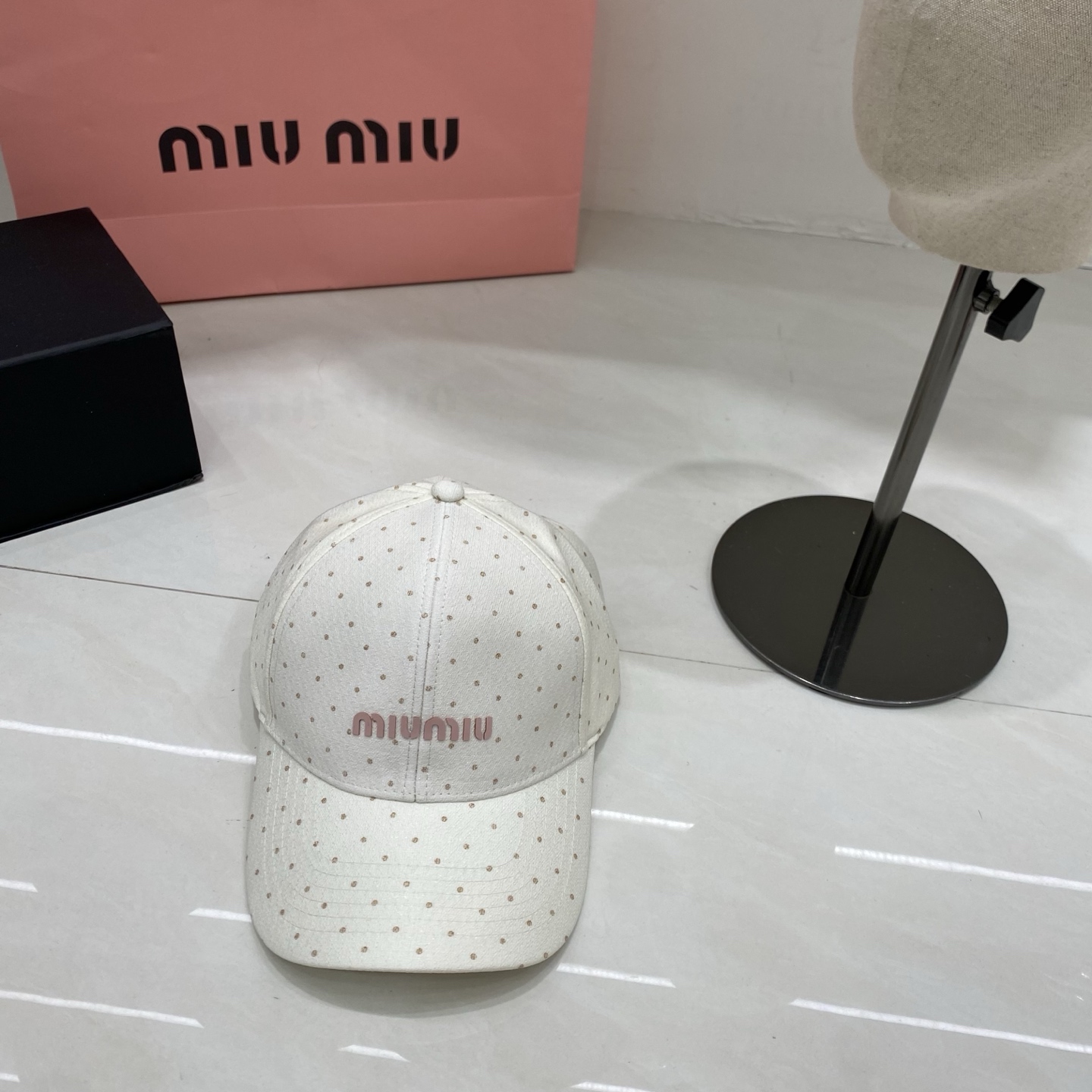 🎀Miu Miu缪缪棒球帽，采用细腻的棉质面料，表面印有同色系波点，兼具复古感与少女感