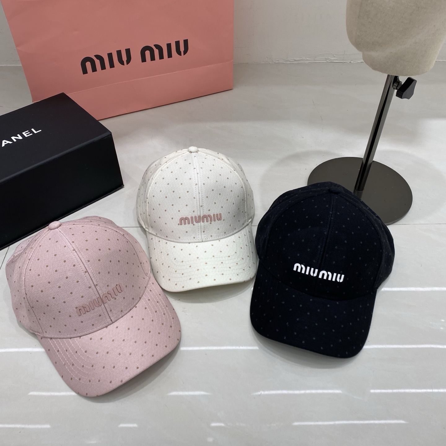 🎀Miu Miu缪缪棒球帽，采用细腻的棉质面料，表面印有同色系波点，兼具复古感与少女感