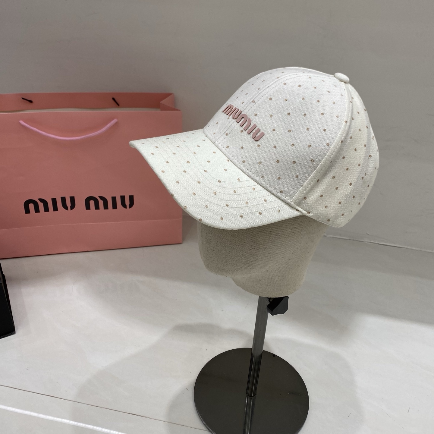 🎀Miu Miu缪缪棒球帽，采用细腻的棉质面料，表面印有同色系波点，兼具复古感与少女感