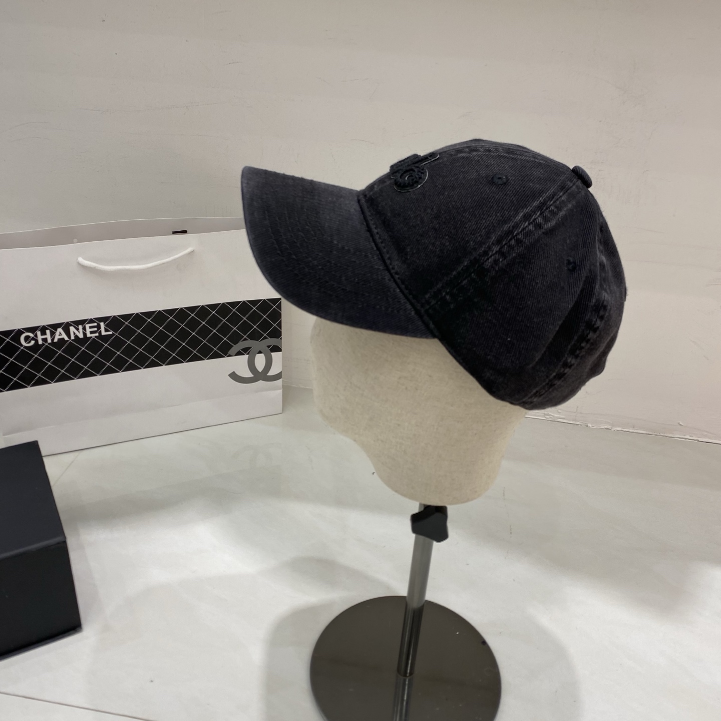 🎀Alo 做旧刺绣棒球帽：水洗牛仔面料搭配立体刺绣Logo，复古质感与街头感并存，是打造随性美式风的绝佳