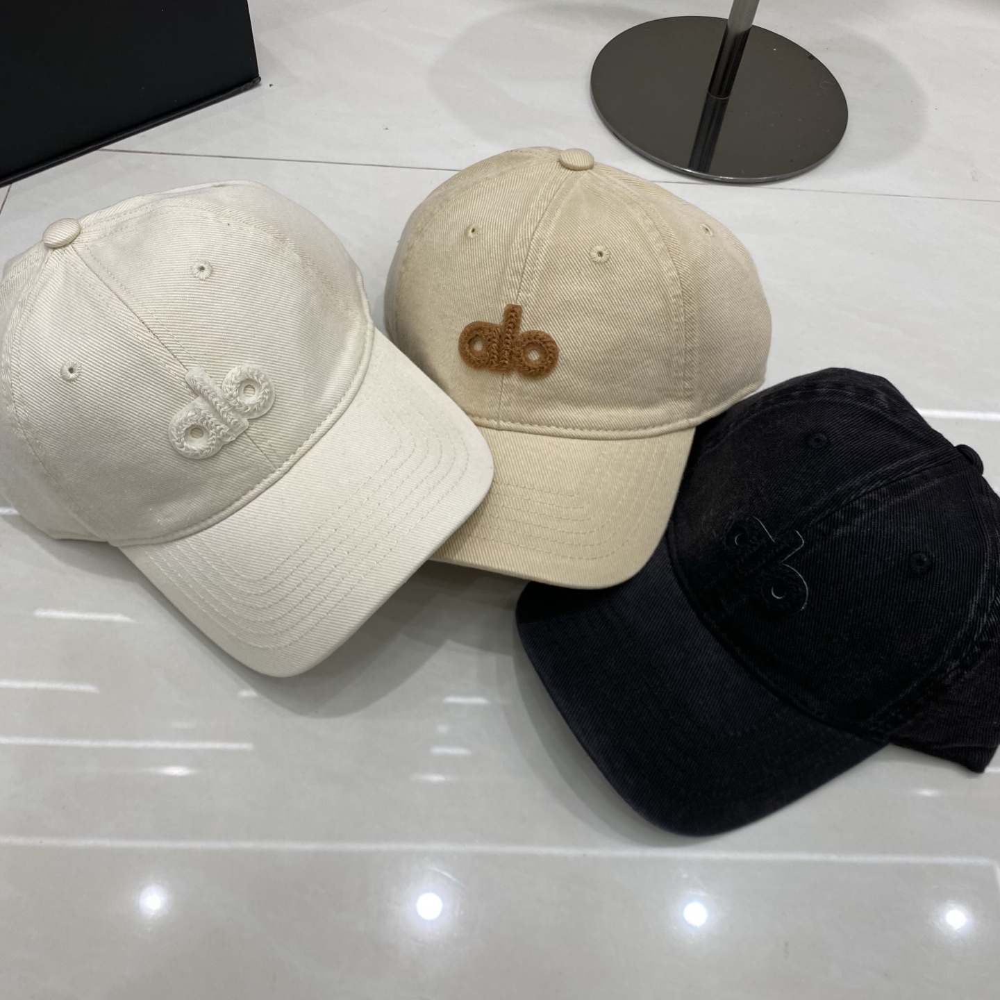 🎀Alo 做旧刺绣棒球帽：水洗牛仔面料搭配立体刺绣Logo，复古质感与街头感并存，是打造随性美式风的绝佳