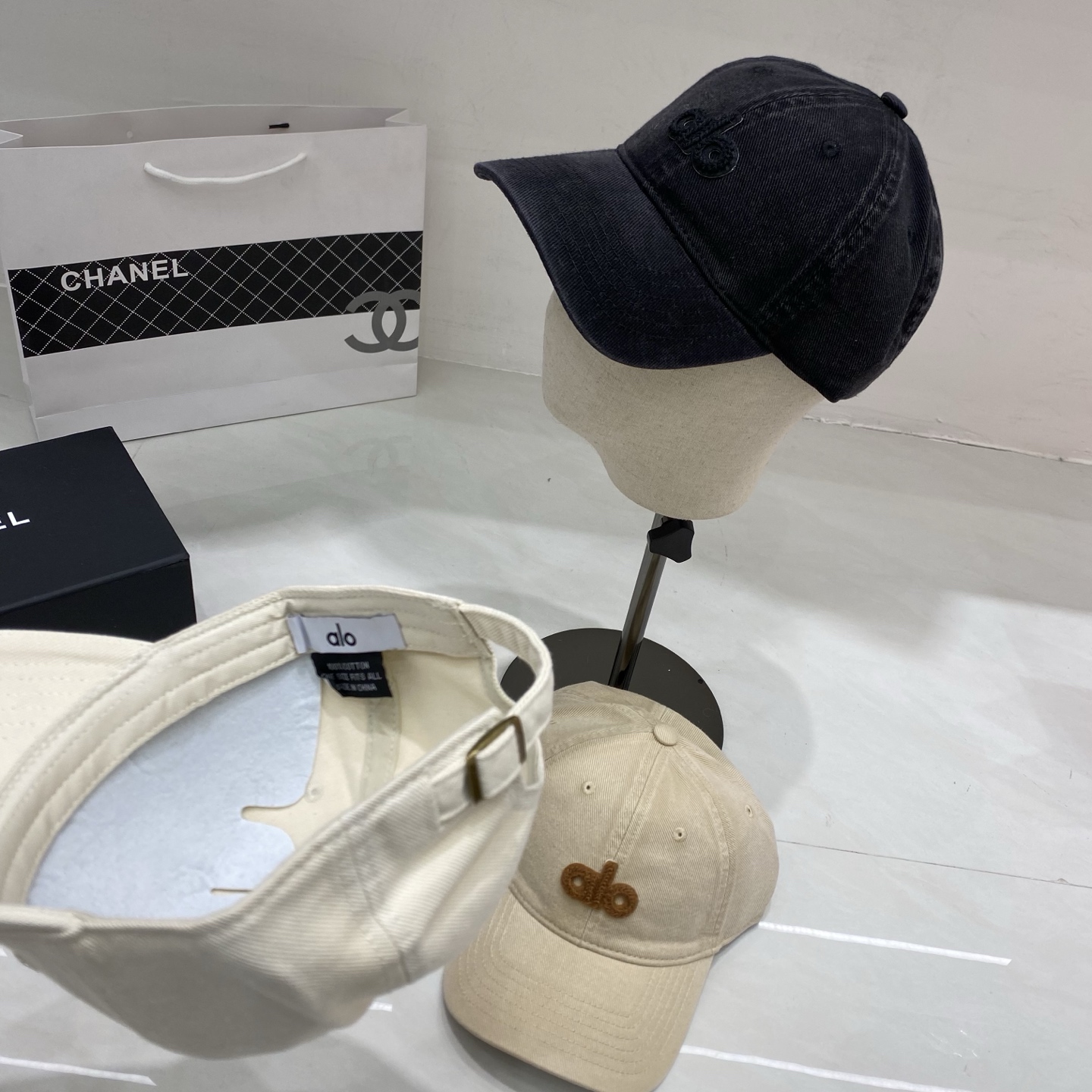 🎀Alo 做旧刺绣棒球帽：水洗牛仔面料搭配立体刺绣Logo，复古质感与街头感并存，是打造随性美式风的绝佳