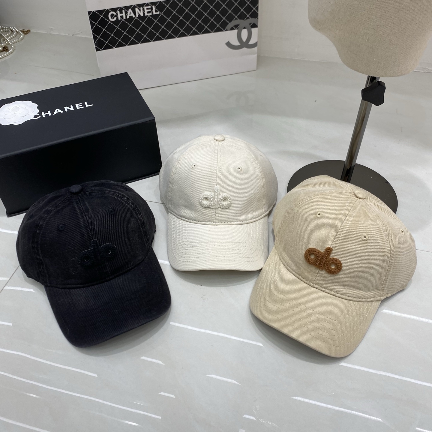 🎀Alo 做旧刺绣棒球帽：水洗牛仔面料搭配立体刺绣Logo，复古质感与街头感并存，是打造随性美式风的绝佳