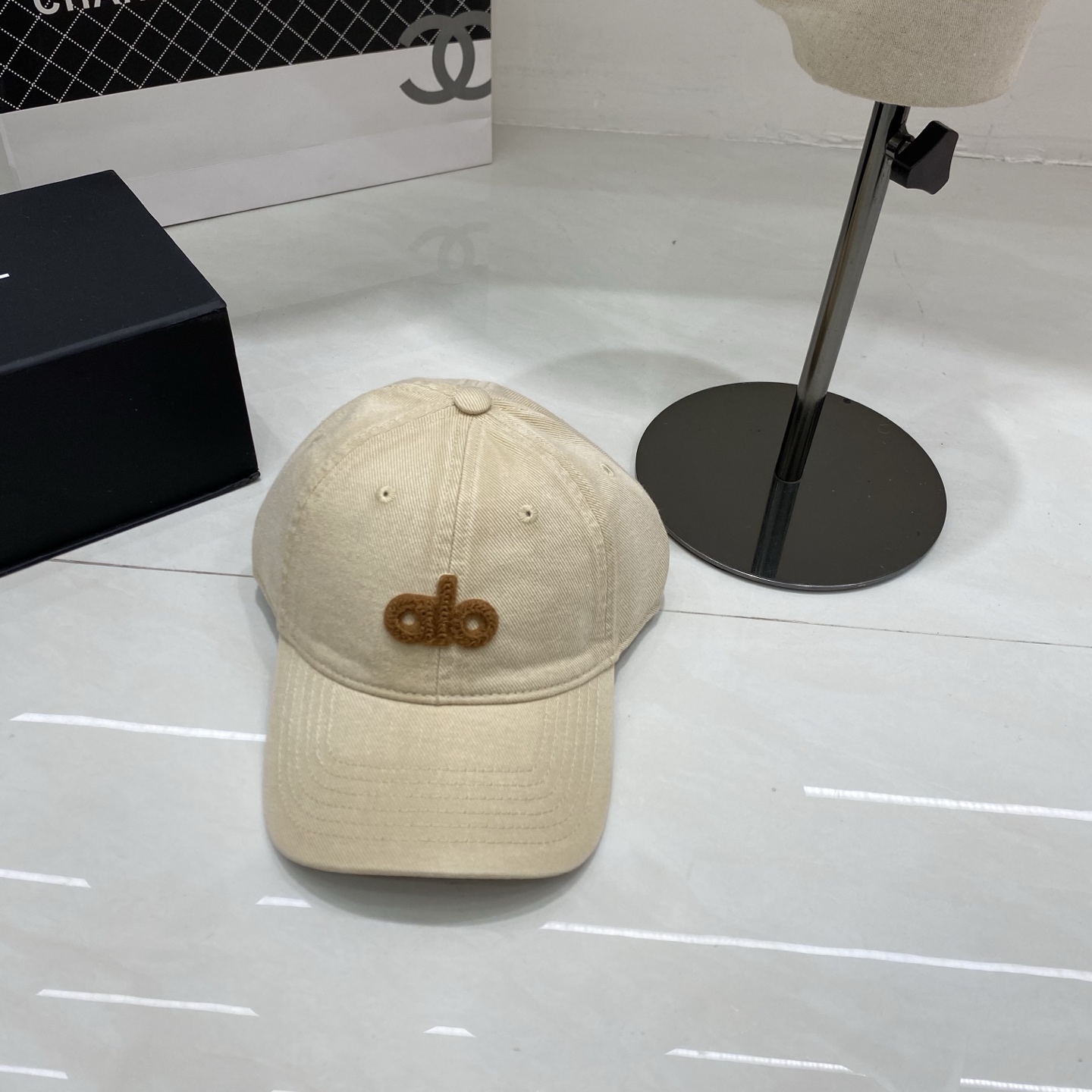 🎀Alo 做旧刺绣棒球帽：水洗牛仔面料搭配立体刺绣Logo，复古质感与街头感并存，是打造随性美式风的绝佳