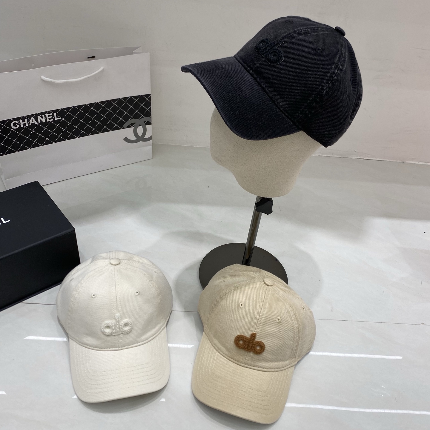 🎀Alo 做旧刺绣棒球帽：水洗牛仔面料搭配立体刺绣Logo，复古质感与街头感并存，是打造随性美式风的绝佳