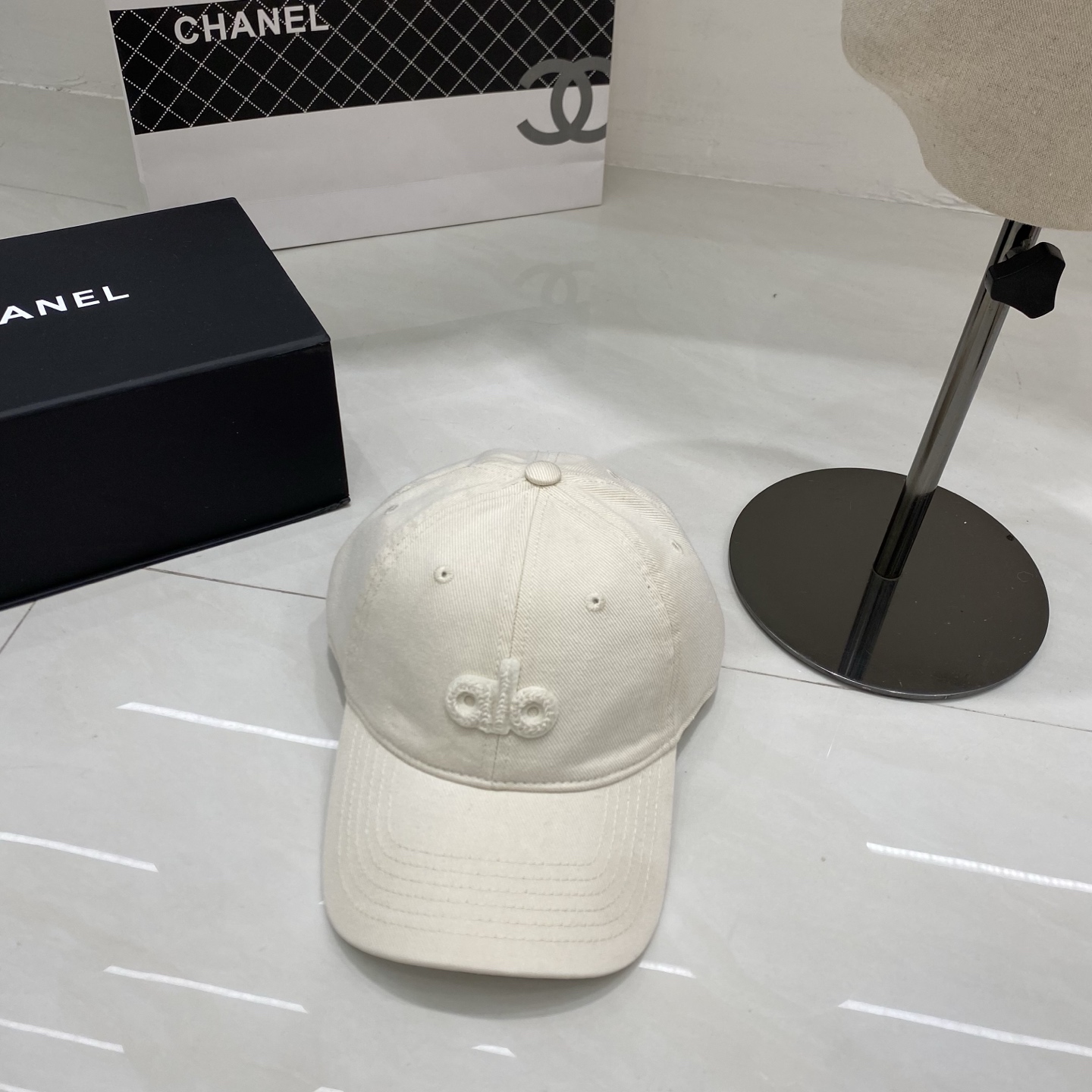 🎀Alo 做旧刺绣棒球帽：水洗牛仔面料搭配立体刺绣Logo，复古质感与街头感并存，是打造随性美式风的绝佳