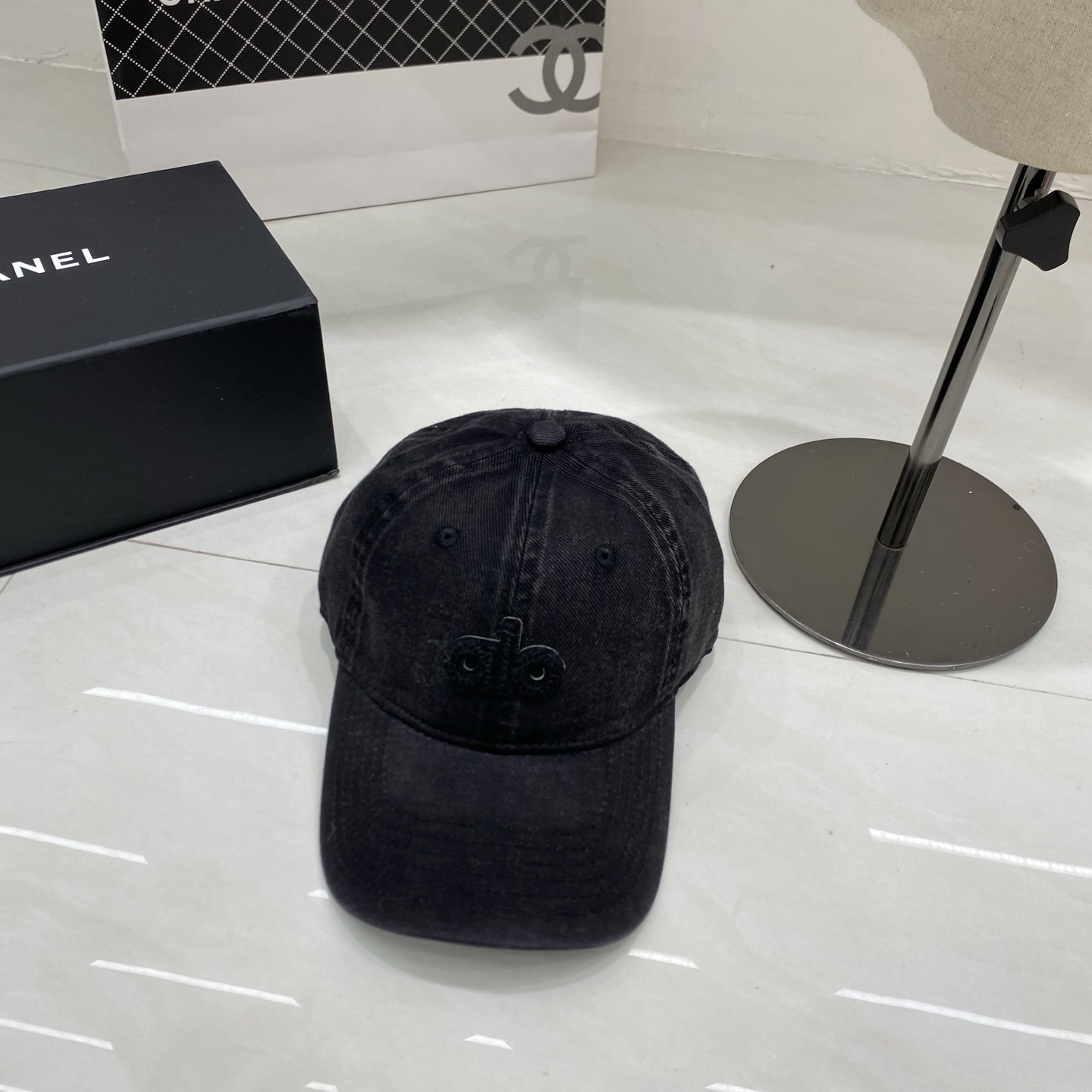 🎀Alo 做旧刺绣棒球帽：水洗牛仔面料搭配立体刺绣Logo，复古质感与街头感并存，是打造随性美式风的绝佳