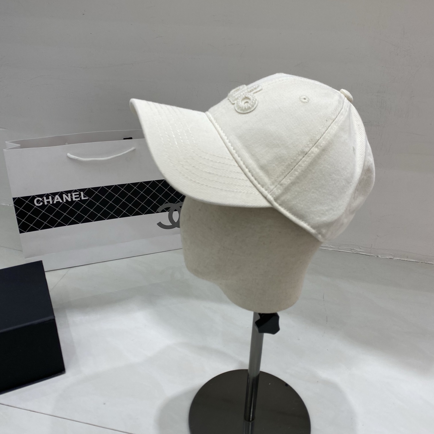 🎀Alo 做旧刺绣棒球帽：水洗牛仔面料搭配立体刺绣Logo，复古质感与街头感并存，是打造随性美式风的绝佳