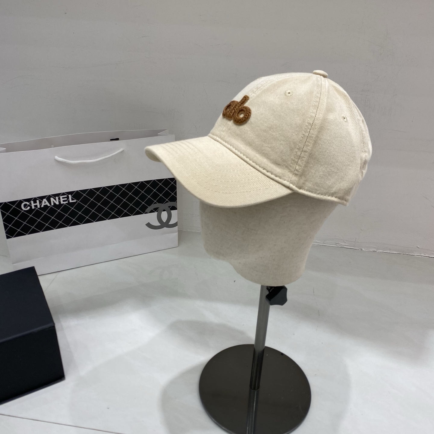 🎀Alo 做旧刺绣棒球帽：水洗牛仔面料搭配立体刺绣Logo，复古质感与街头感并存，是打造随性美式风的绝佳