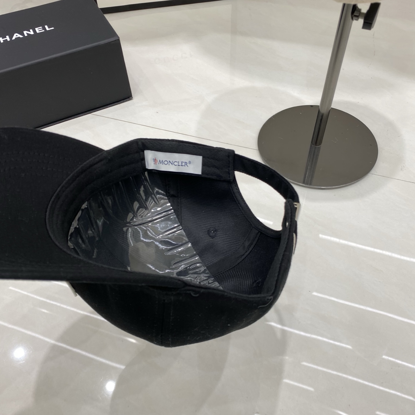 🎀Moncler 经典刺绣棒球帽 黑白两色的极简廓形，让Moncler的奢华感回归本质。正面刺绣徽标低调