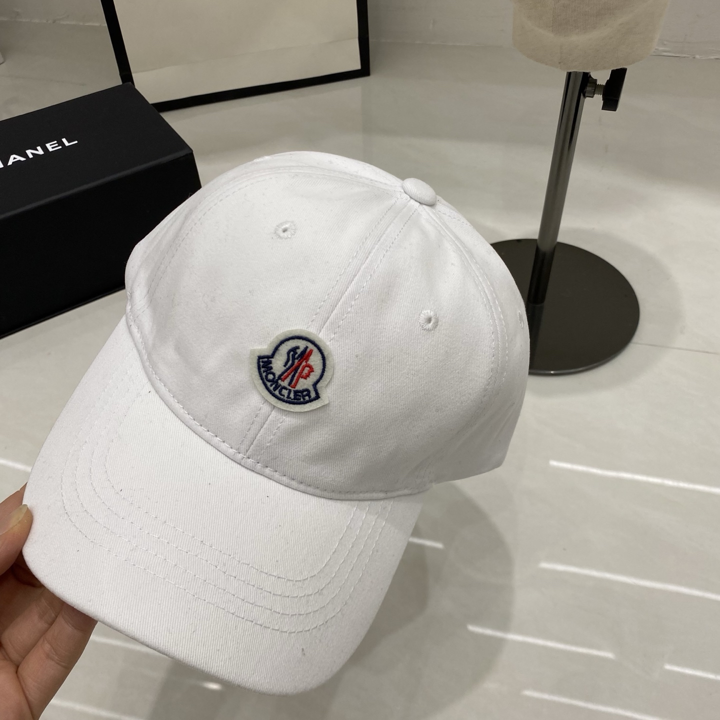 🎀Moncler 经典刺绣棒球帽 黑白两色的极简廓形，让Moncler的奢华感回归本质。正面刺绣徽标低调