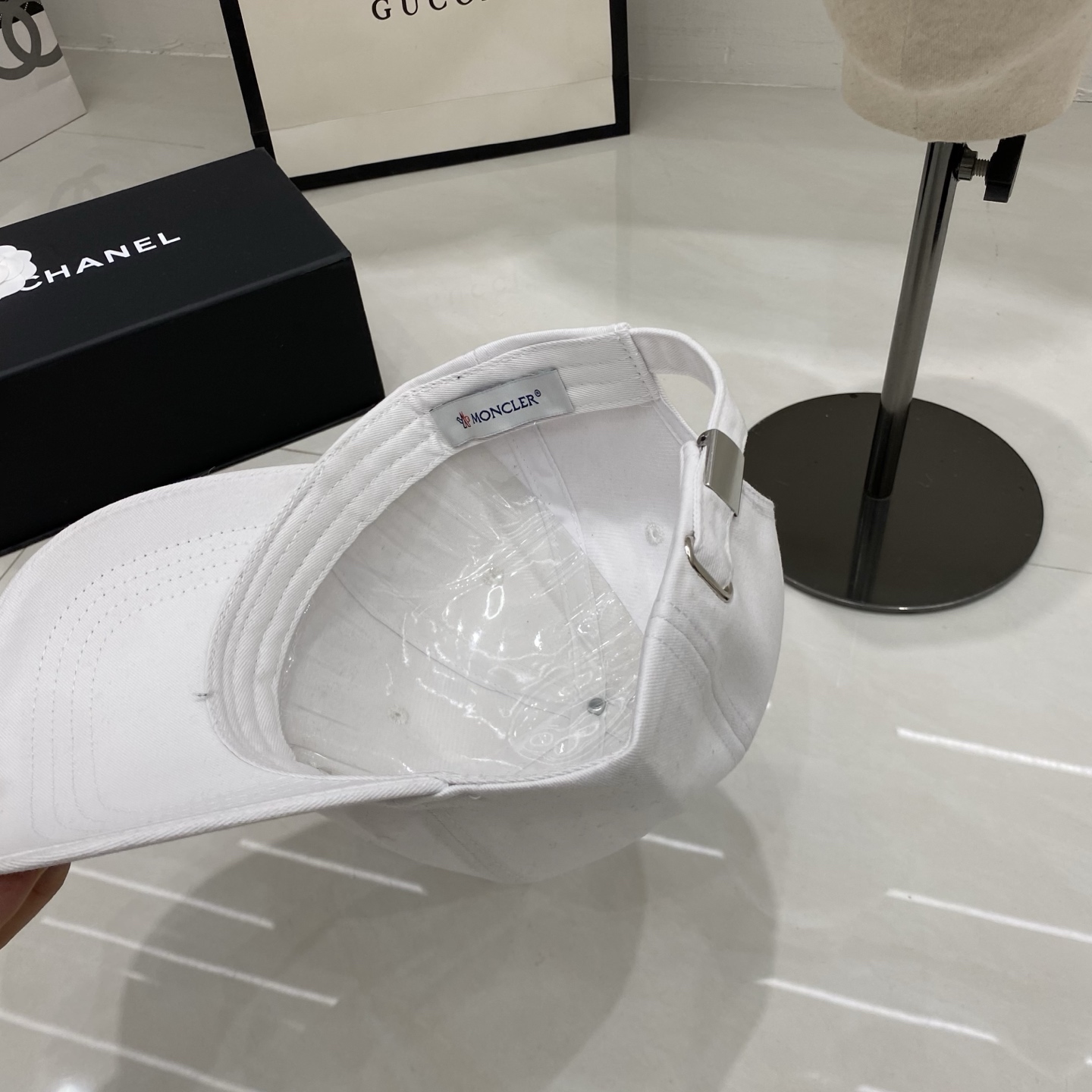 🎀Moncler 经典刺绣棒球帽 黑白两色的极简廓形，让Moncler的奢华感回归本质。正面刺绣徽标低调