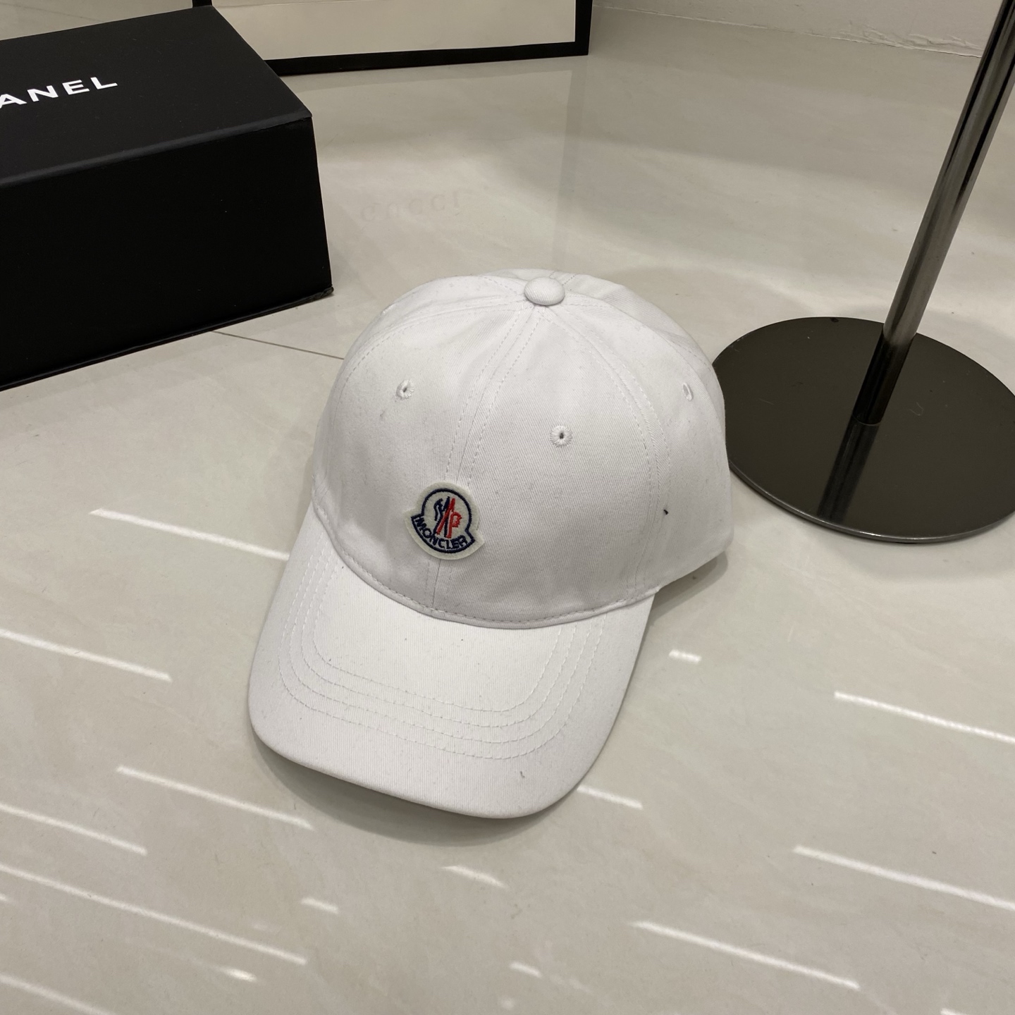 🎀Moncler 经典刺绣棒球帽 黑白两色的极简廓形，让Moncler的奢华感回归本质。正面刺绣徽标低调